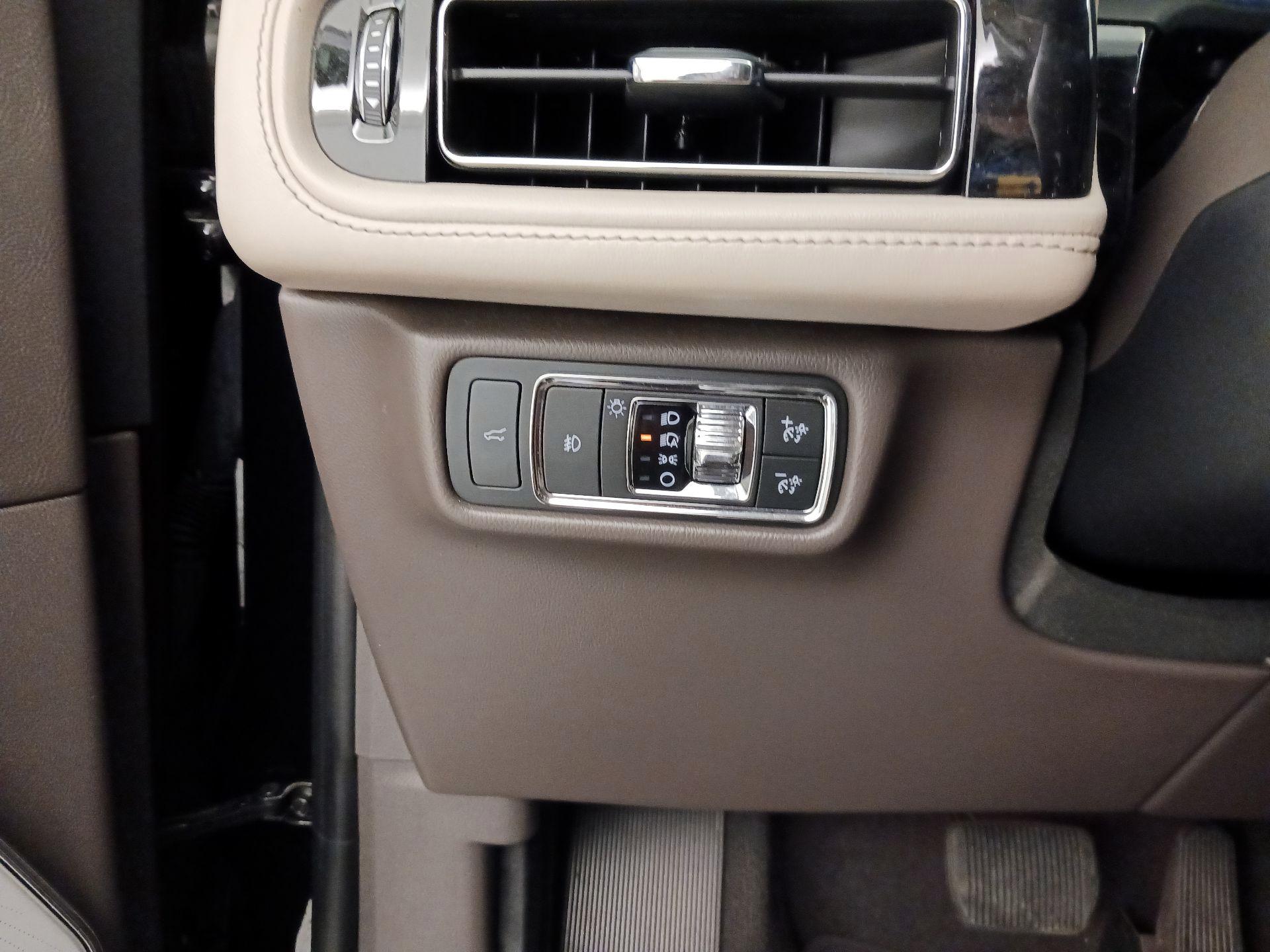 Thumbnail: 2020 Lincoln Aviator - 13