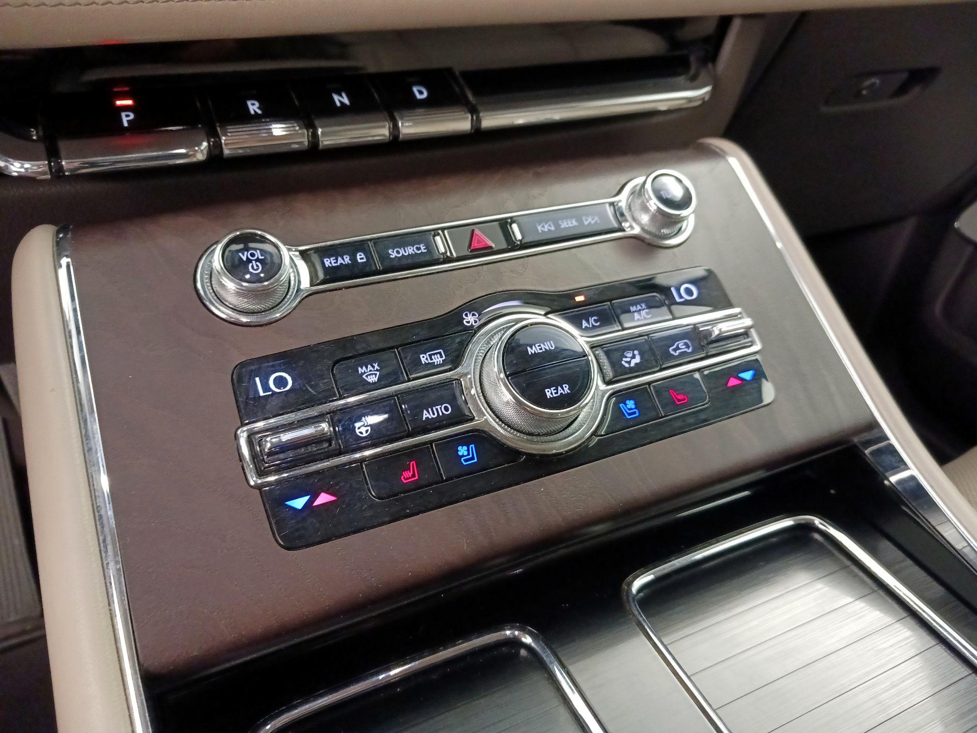 Thumbnail: 2020 Lincoln Aviator - 17