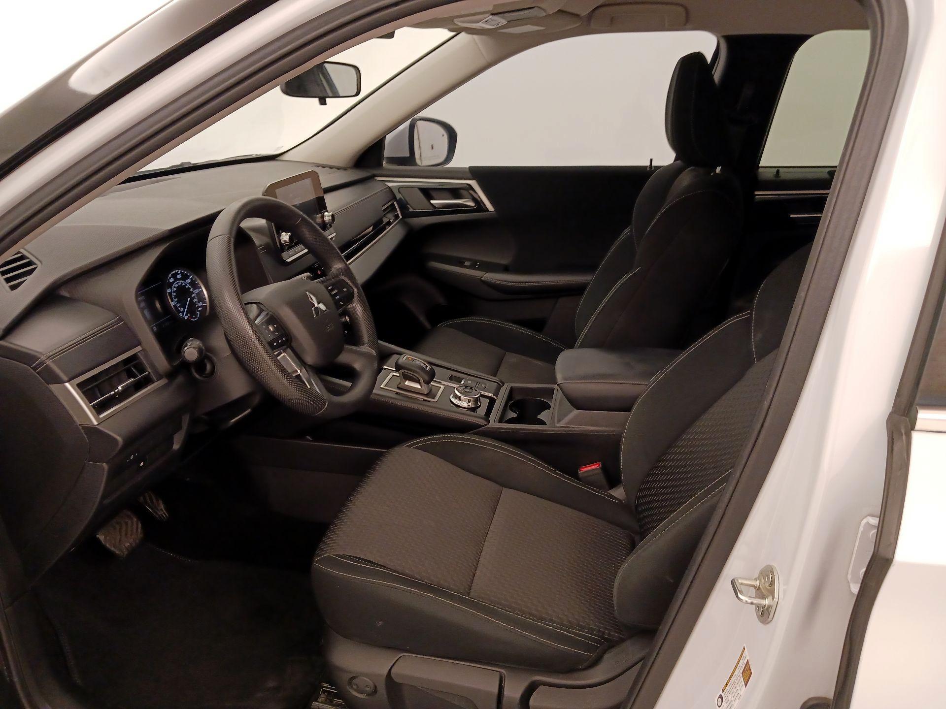 Thumbnail: 2022 Mitsubishi Outlander - 11