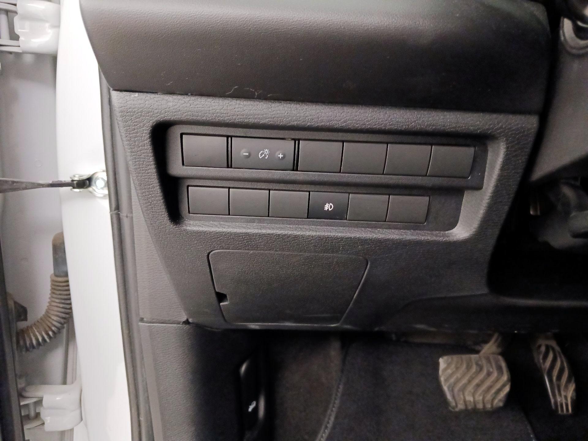 Thumbnail: 2022 Mitsubishi Outlander - 13