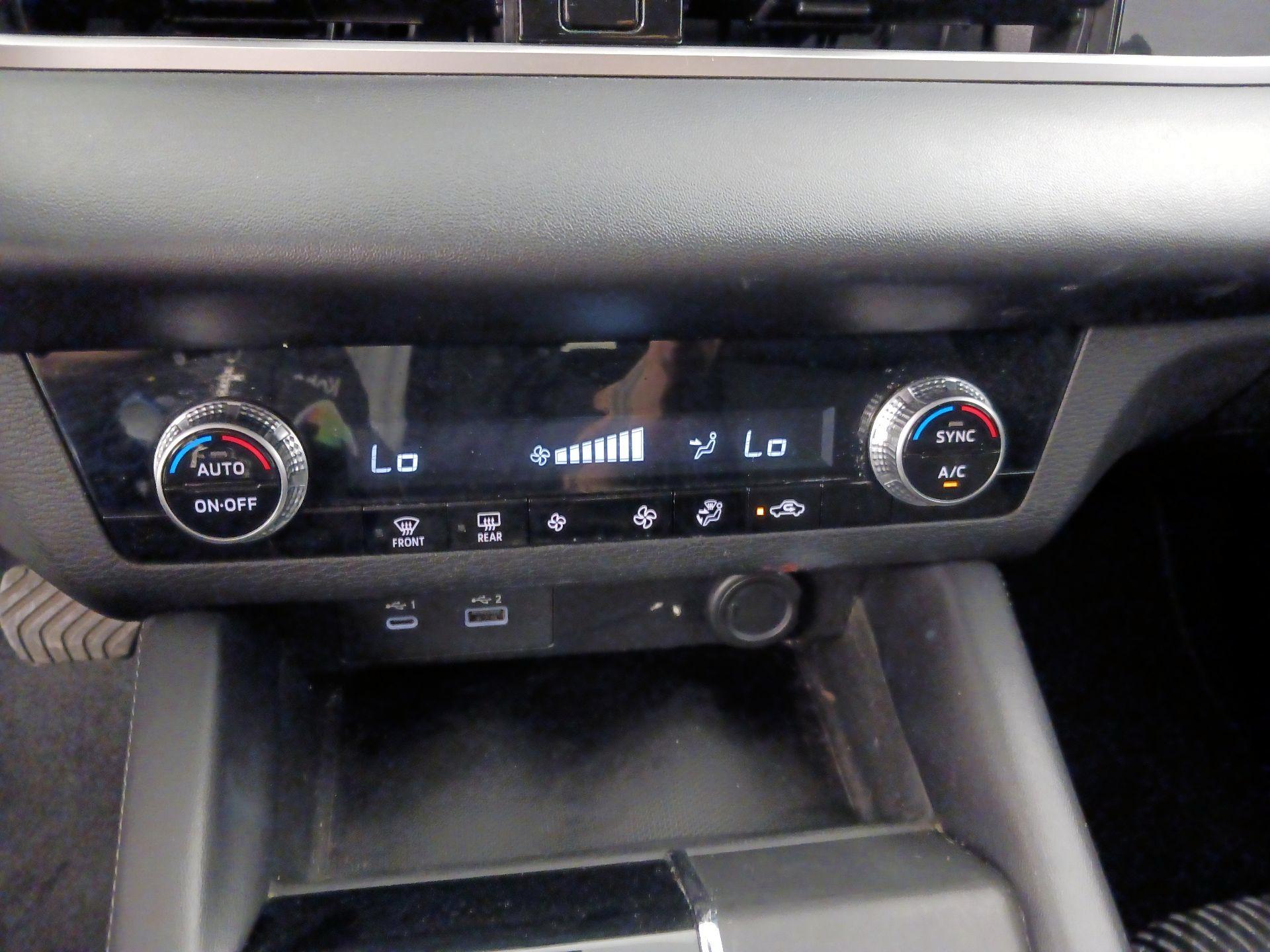 Thumbnail: 2022 Mitsubishi Outlander - 17