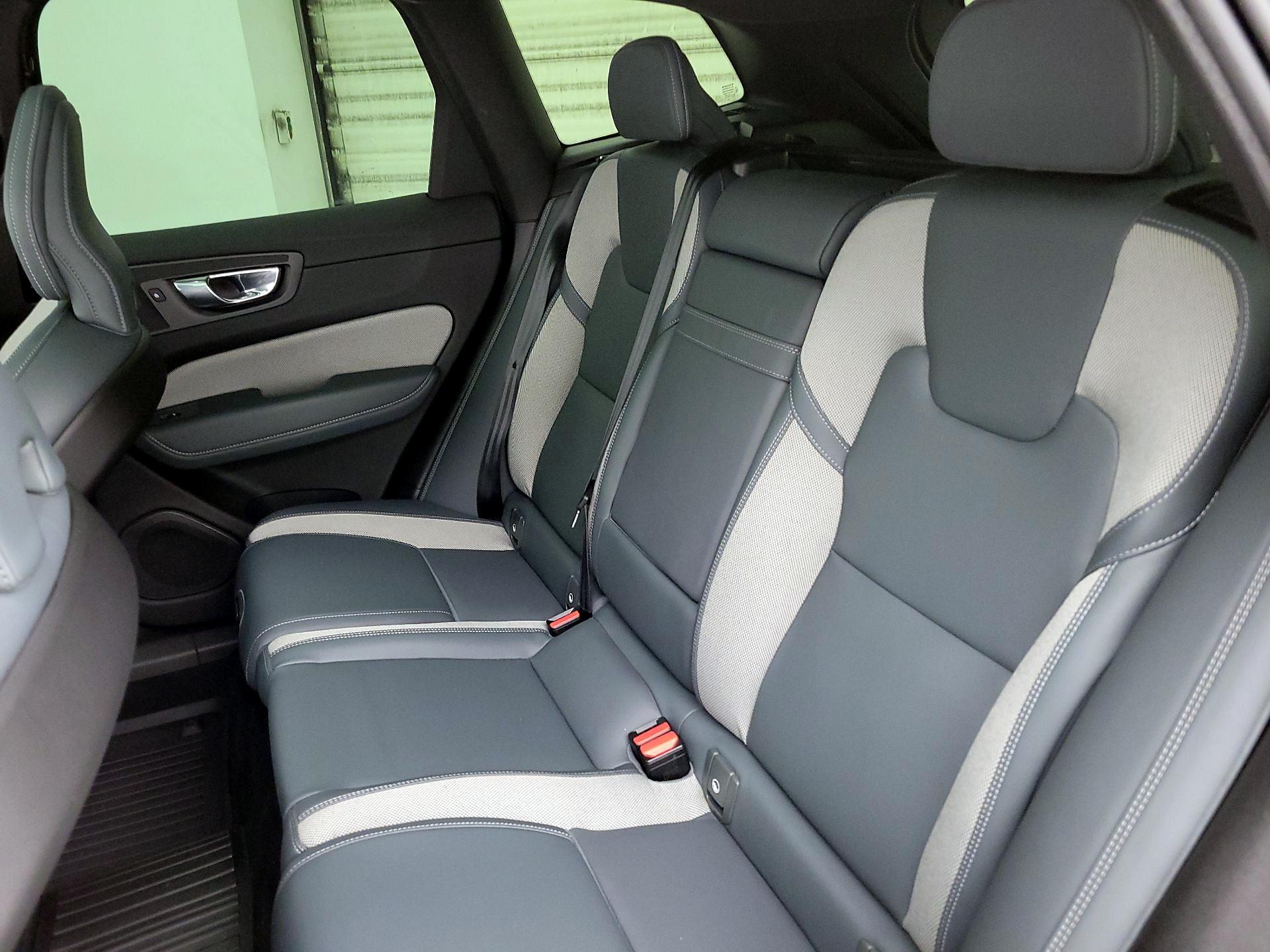 Thumbnail: 2022 Volvo XC60 - 20