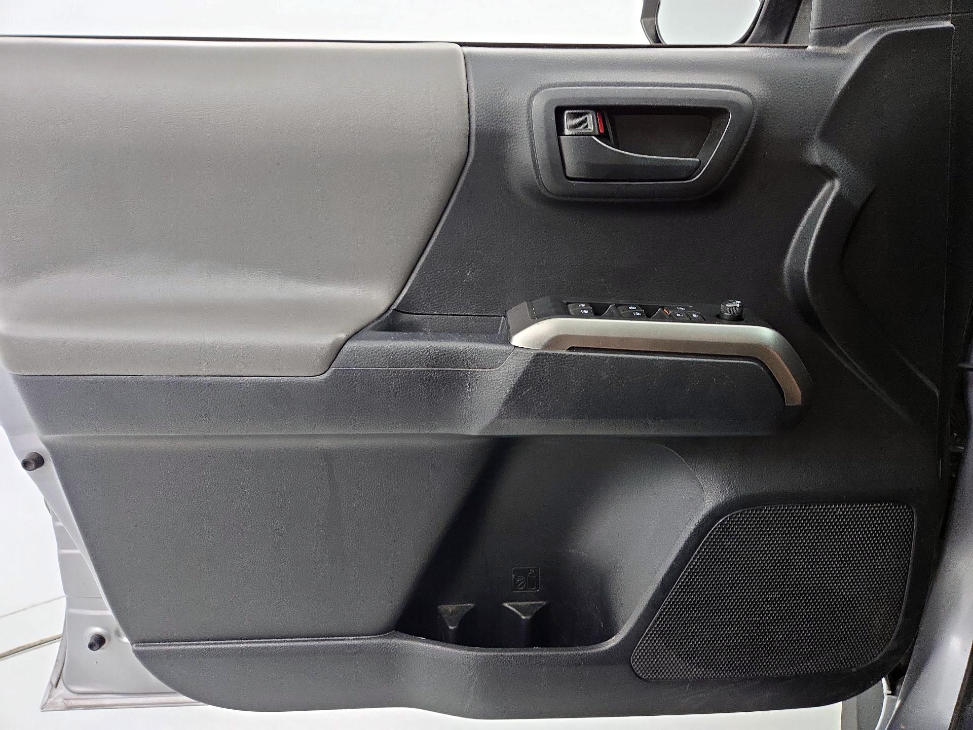 Thumbnail: 2019 Toyota Tacoma - 12