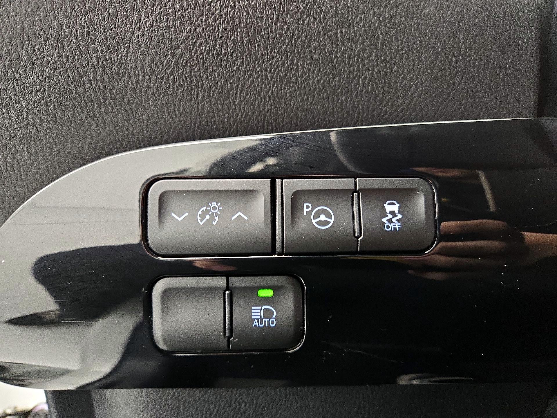 Thumbnail: 2017 Toyota Prius - 13