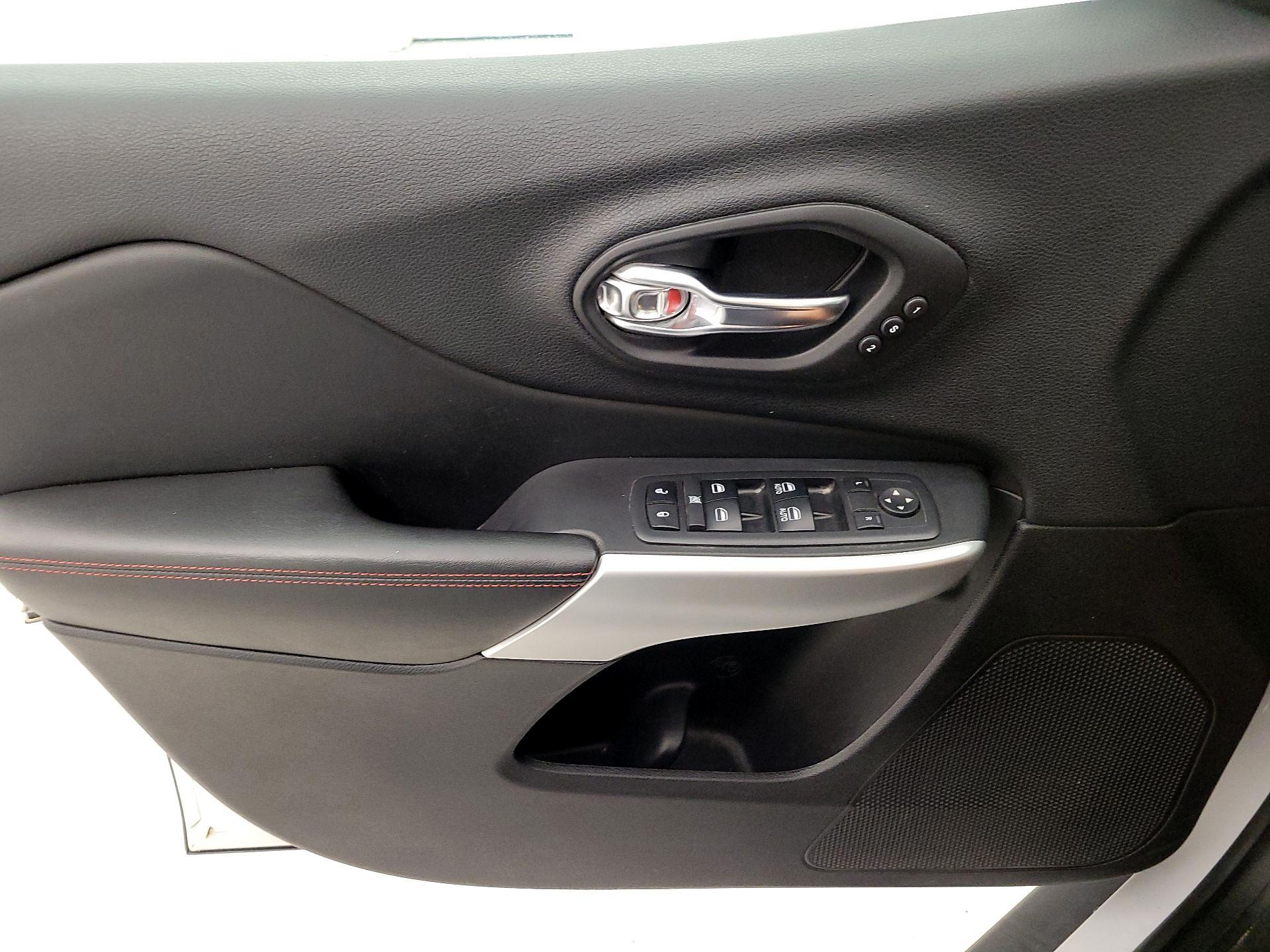 Thumbnail: 2018 Jeep Cherokee - 12