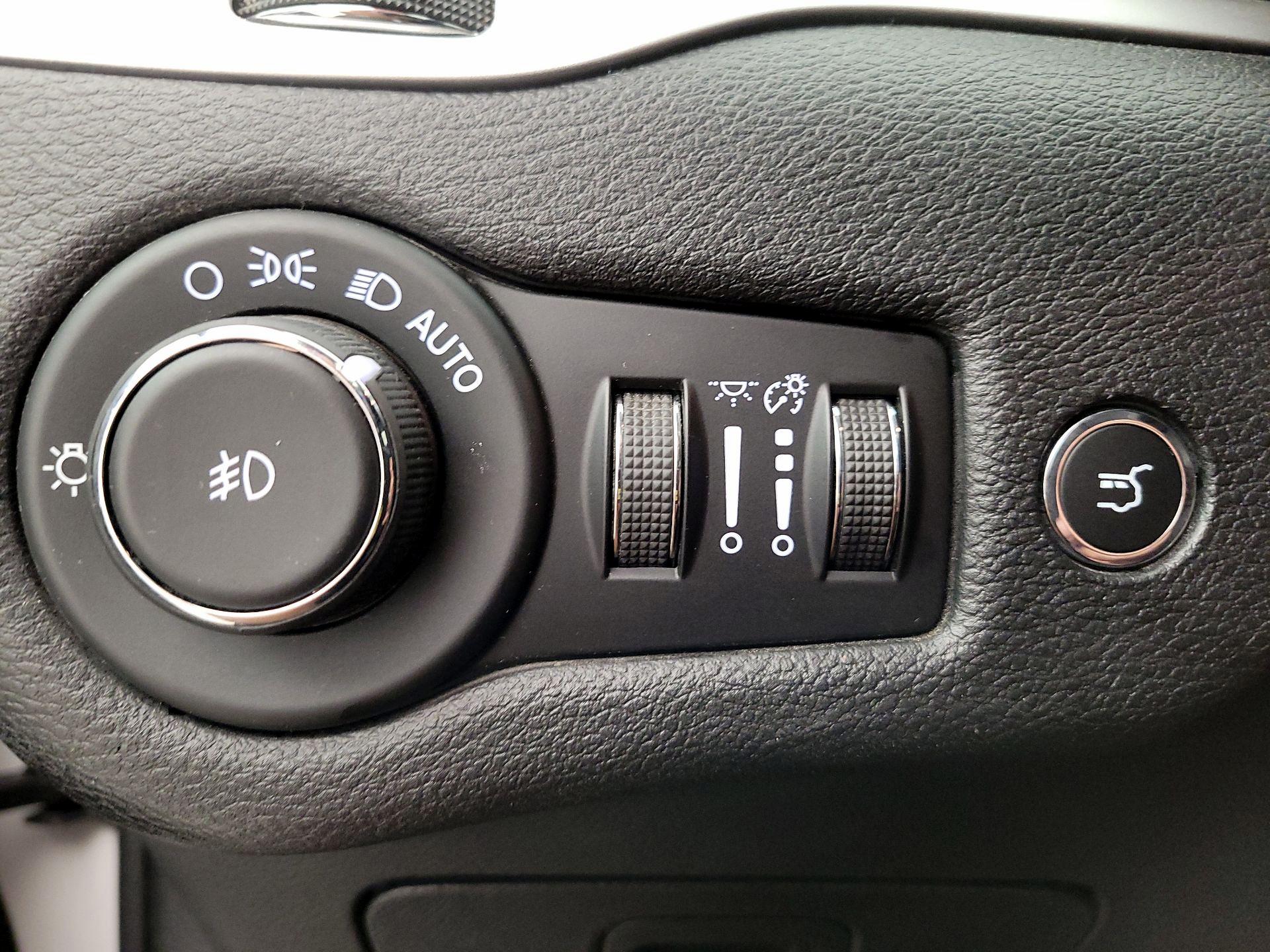 Thumbnail: 2018 Jeep Cherokee - 13