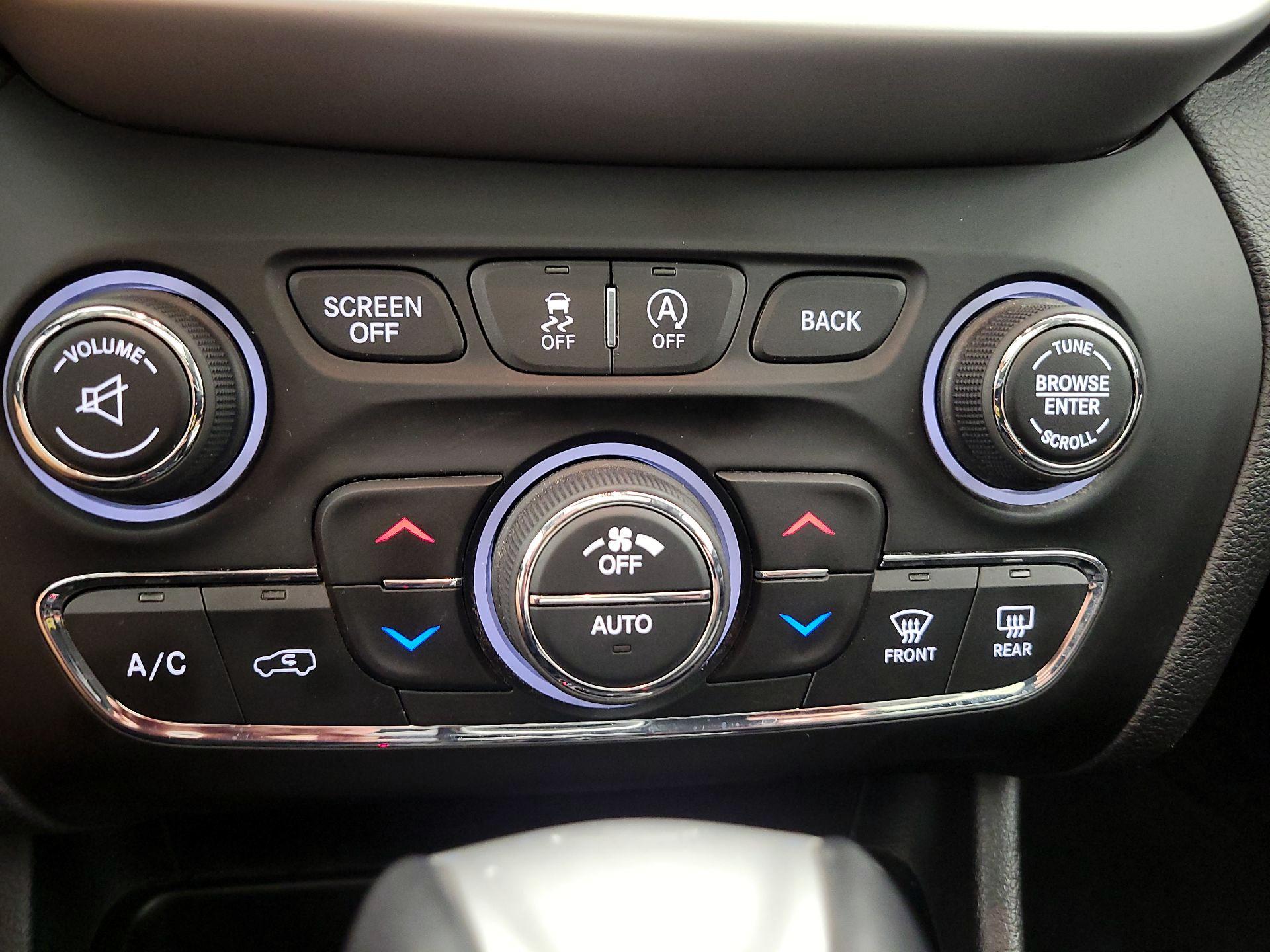 Thumbnail: 2018 Jeep Cherokee - 16