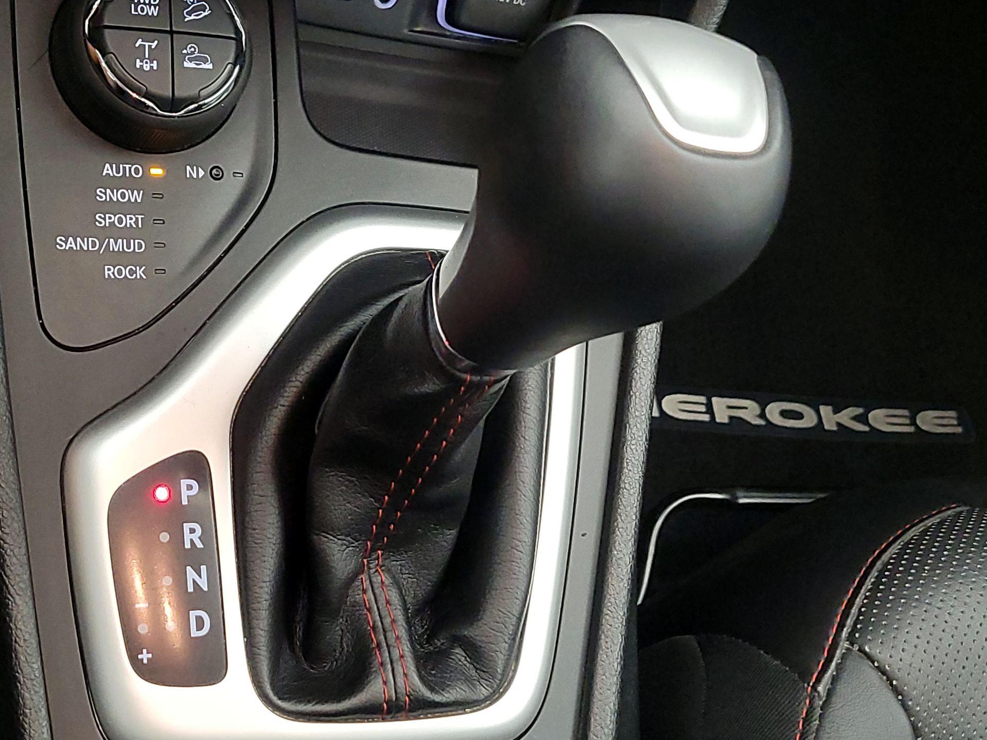 Thumbnail: 2018 Jeep Cherokee - 17