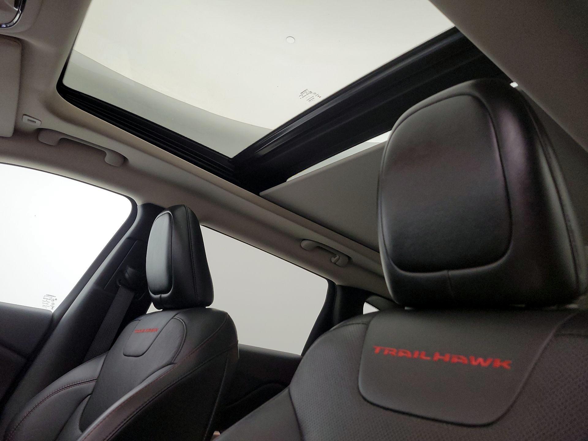 Thumbnail: 2018 Jeep Cherokee - 19