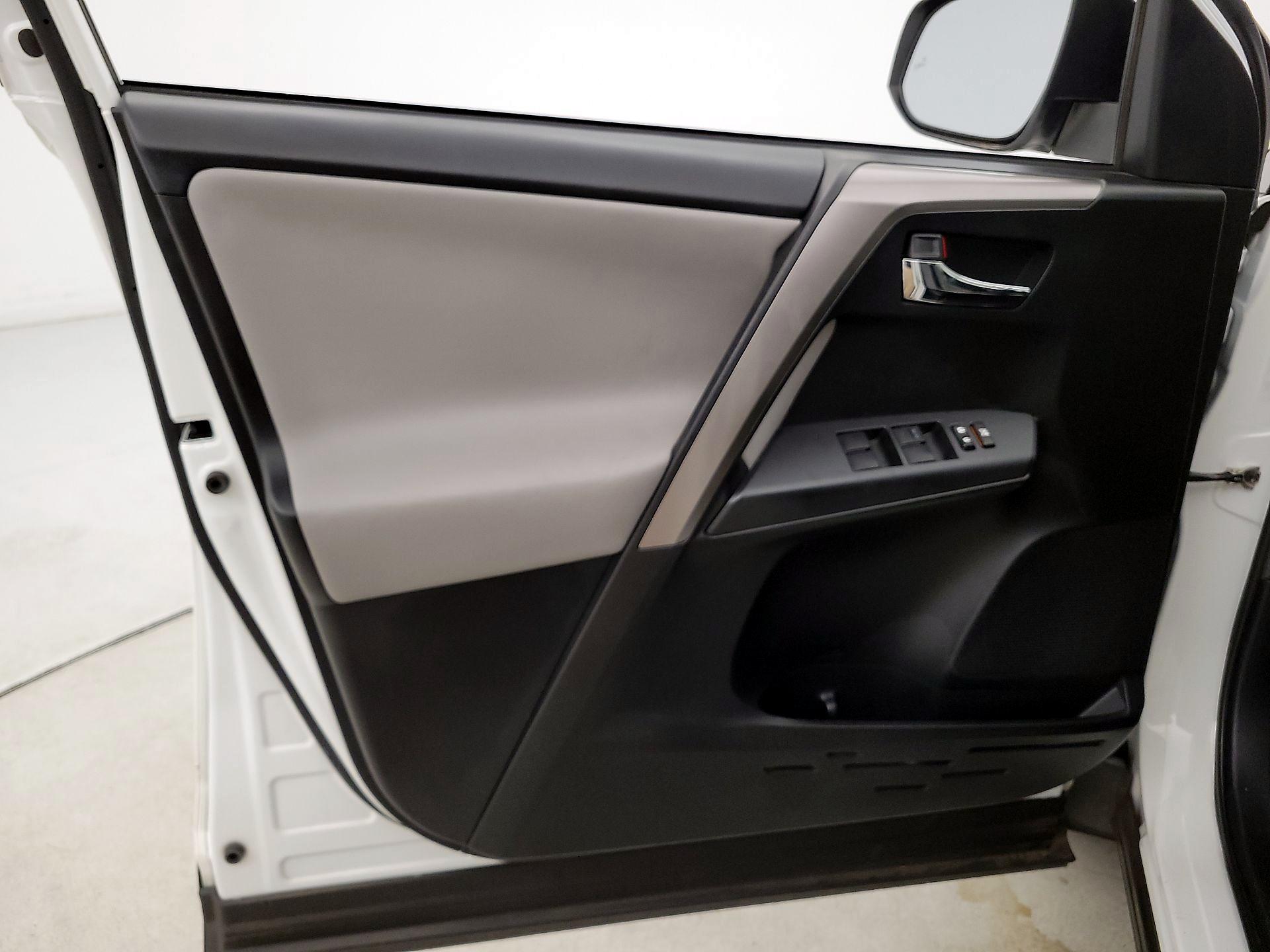 Thumbnail: 2018 Toyota RAV4 - 12