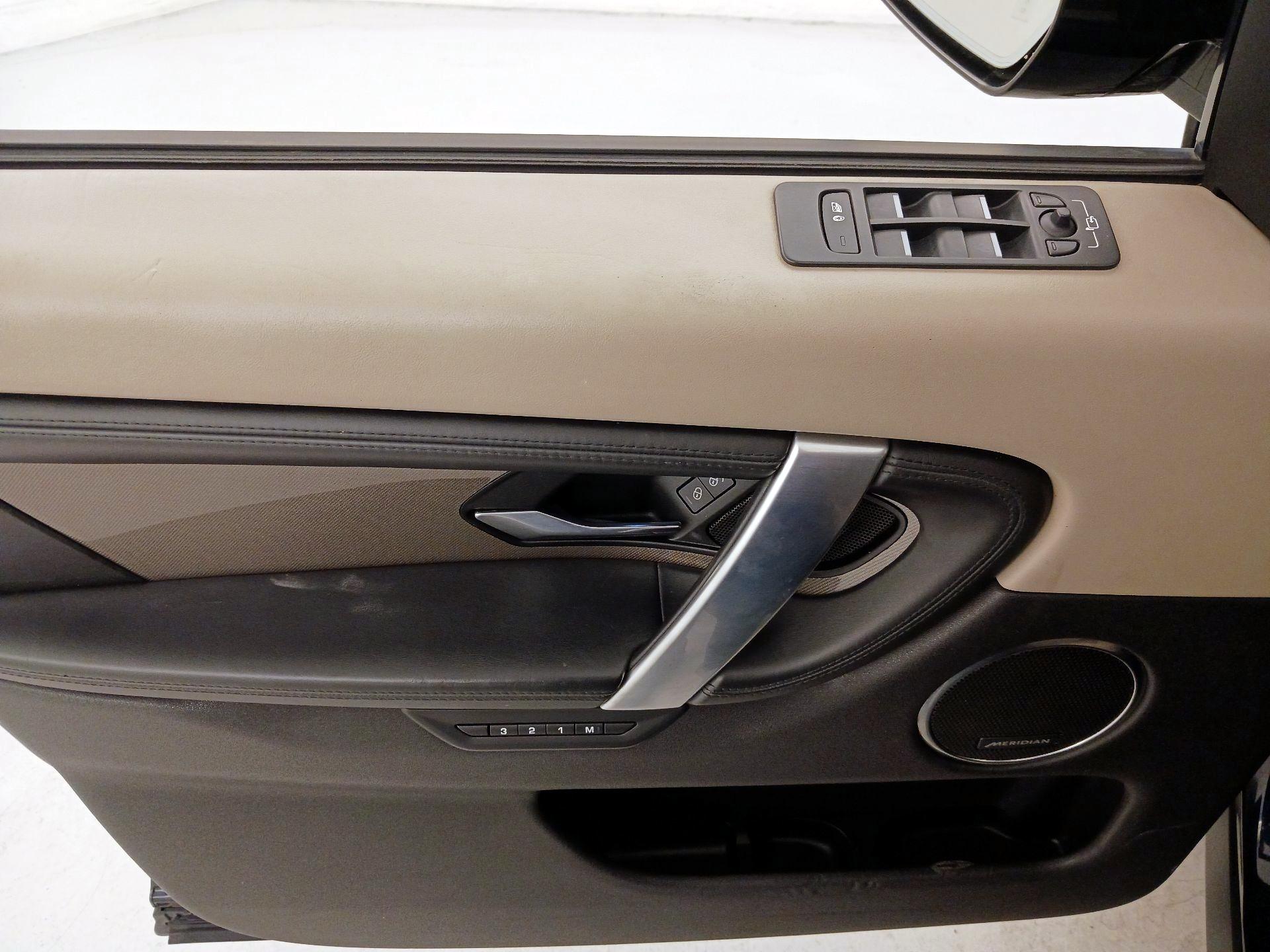 Thumbnail: 2020 Land Rover Discovery Sport - 12