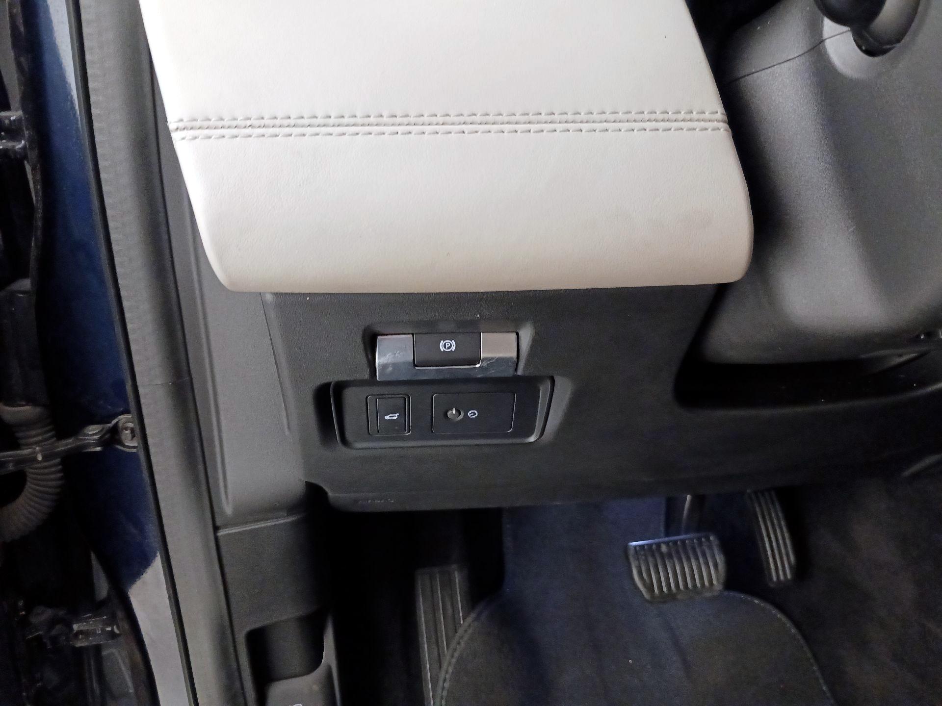 Thumbnail: 2020 Land Rover Discovery Sport - 13