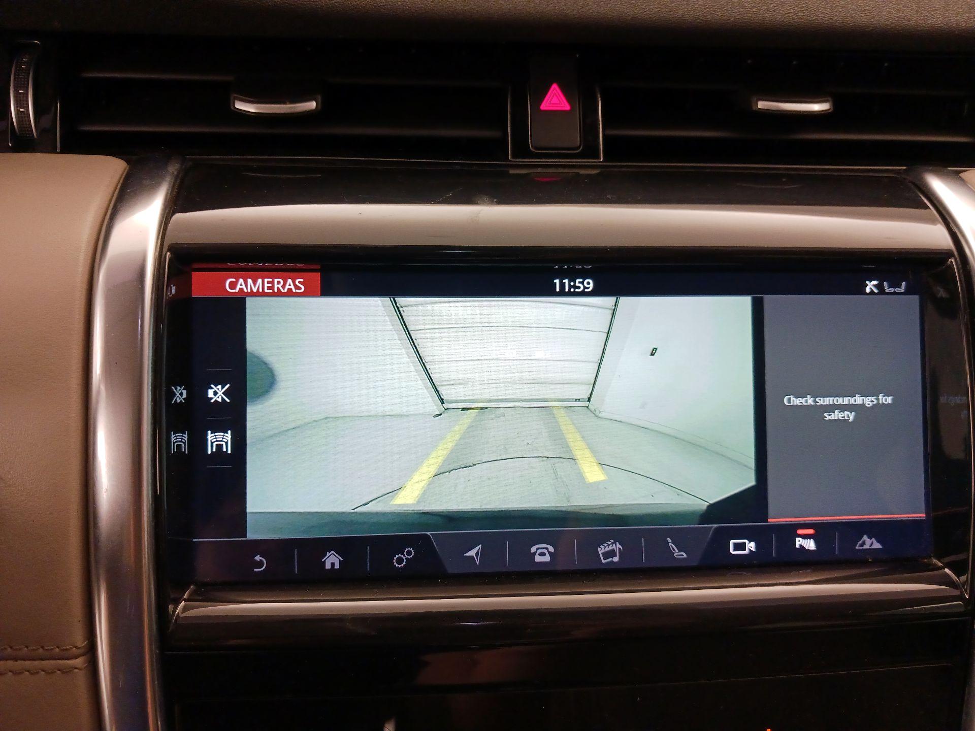 Thumbnail: 2020 Land Rover Discovery Sport - 15