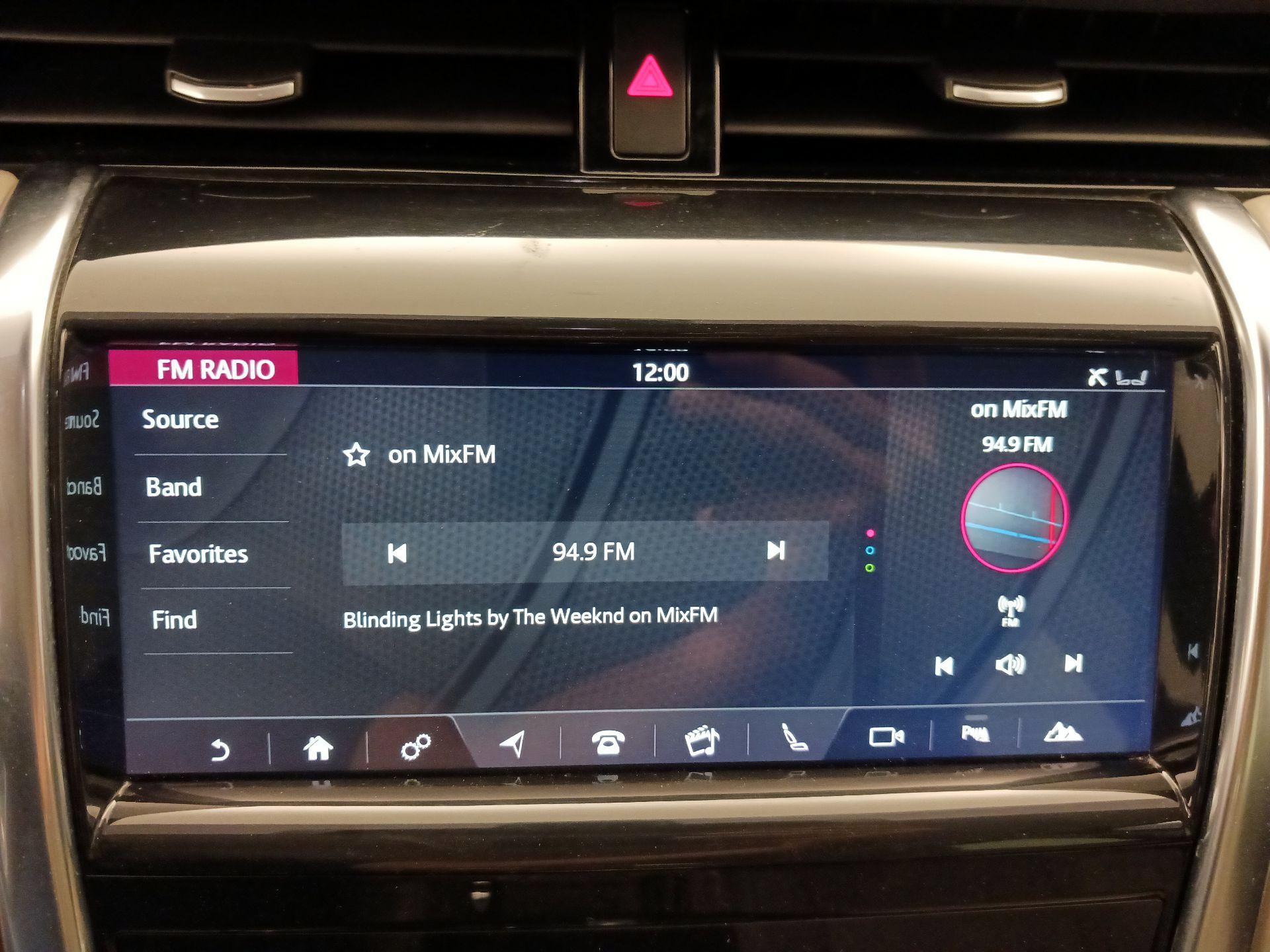 Thumbnail: 2020 Land Rover Discovery Sport - 16