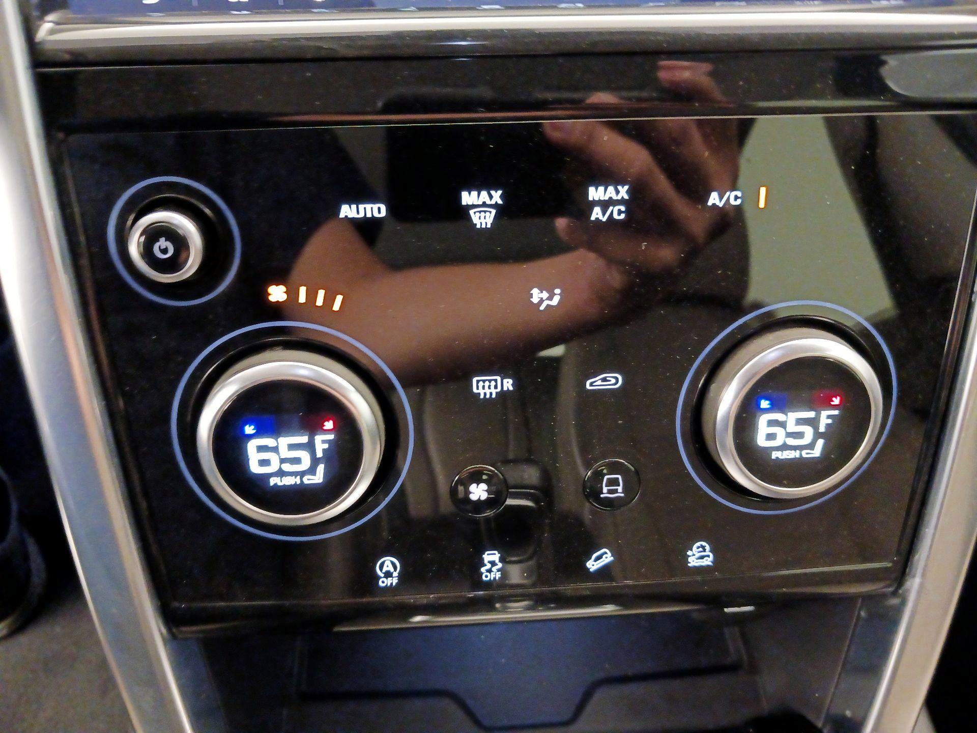 Thumbnail: 2020 Land Rover Discovery Sport - 17