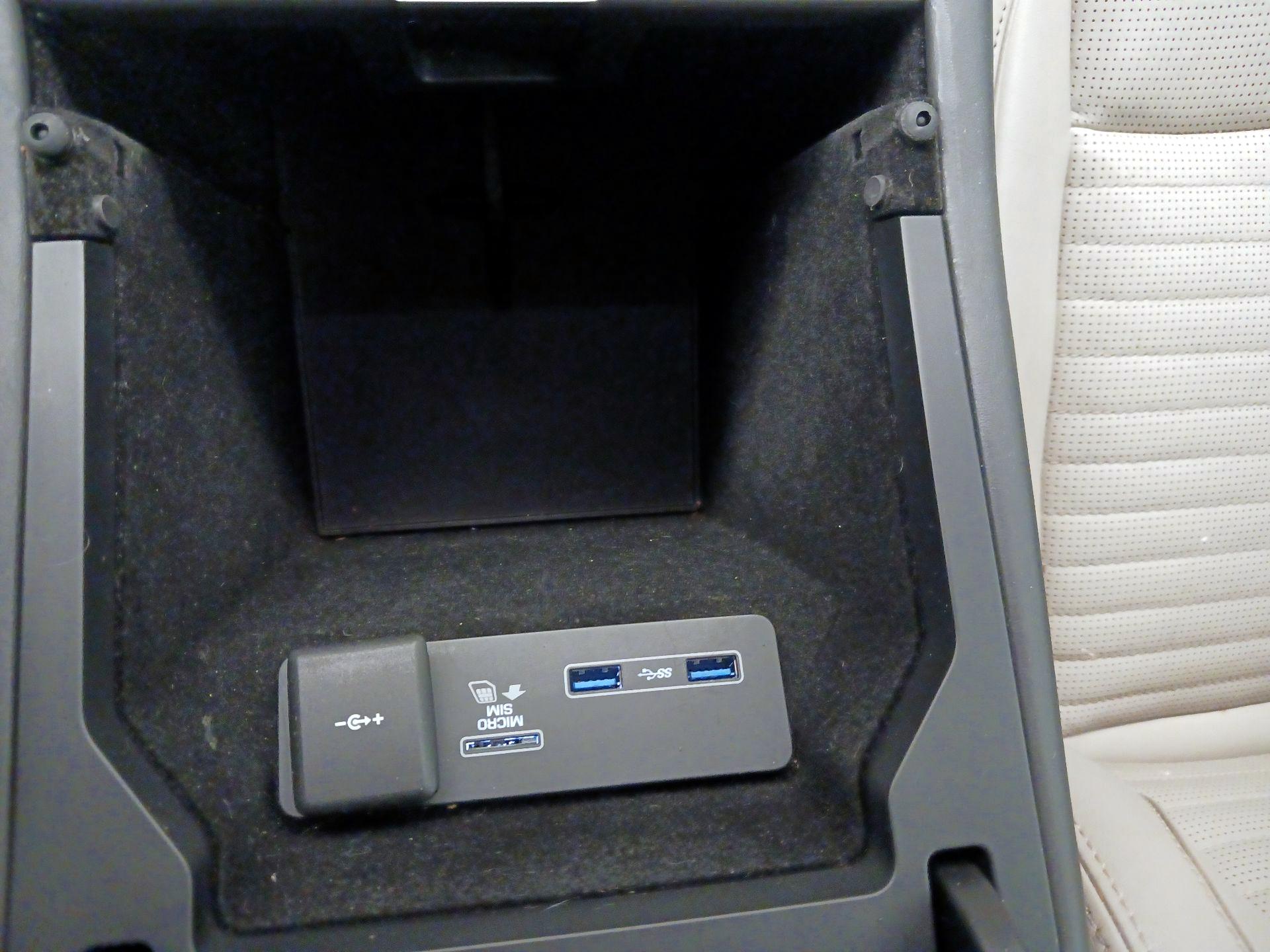 Thumbnail: 2020 Land Rover Discovery Sport - 19