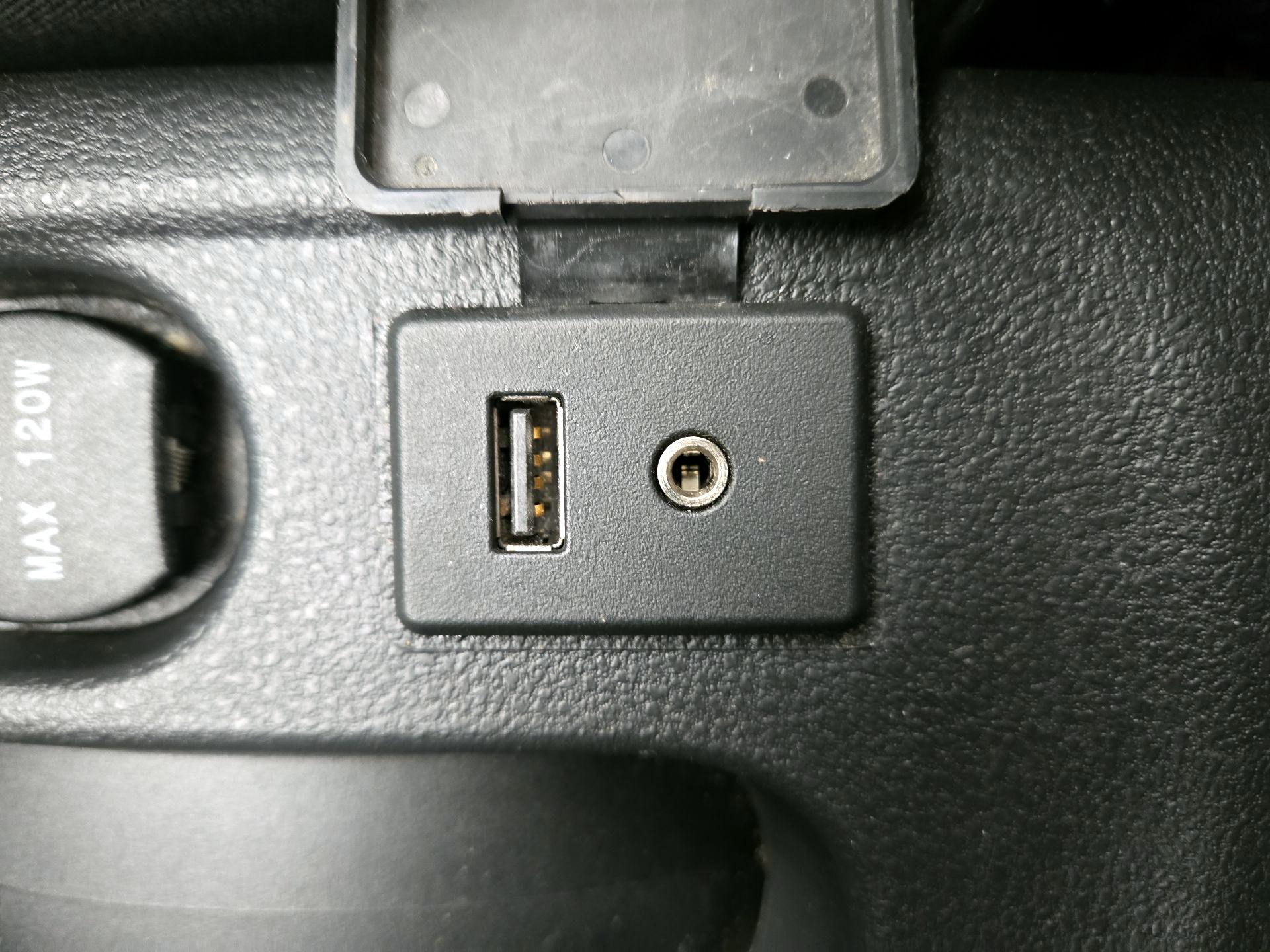 Thumbnail: 2015 Nissan Versa Note - 17