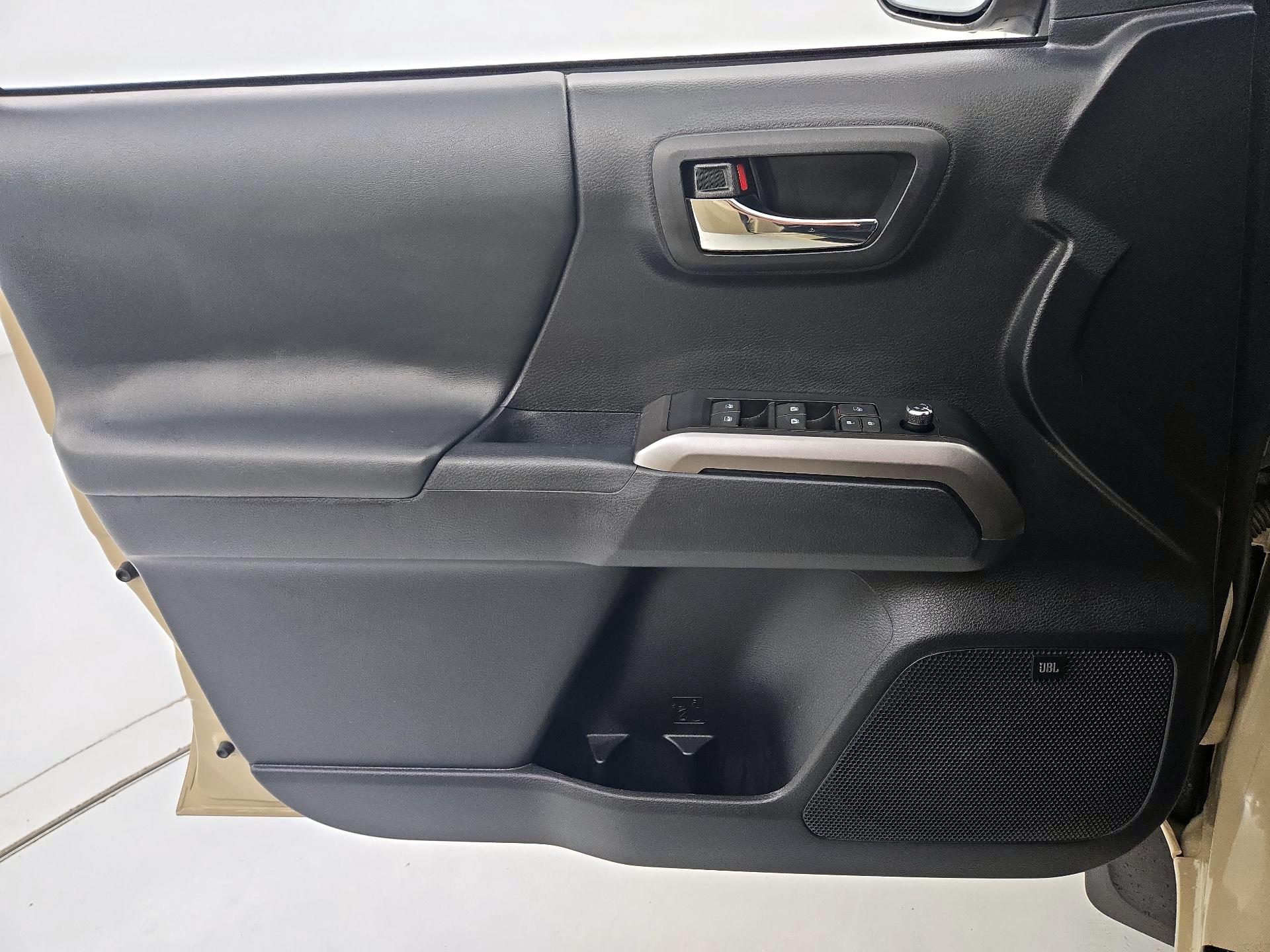 Thumbnail: 2018 Toyota Tacoma - 12