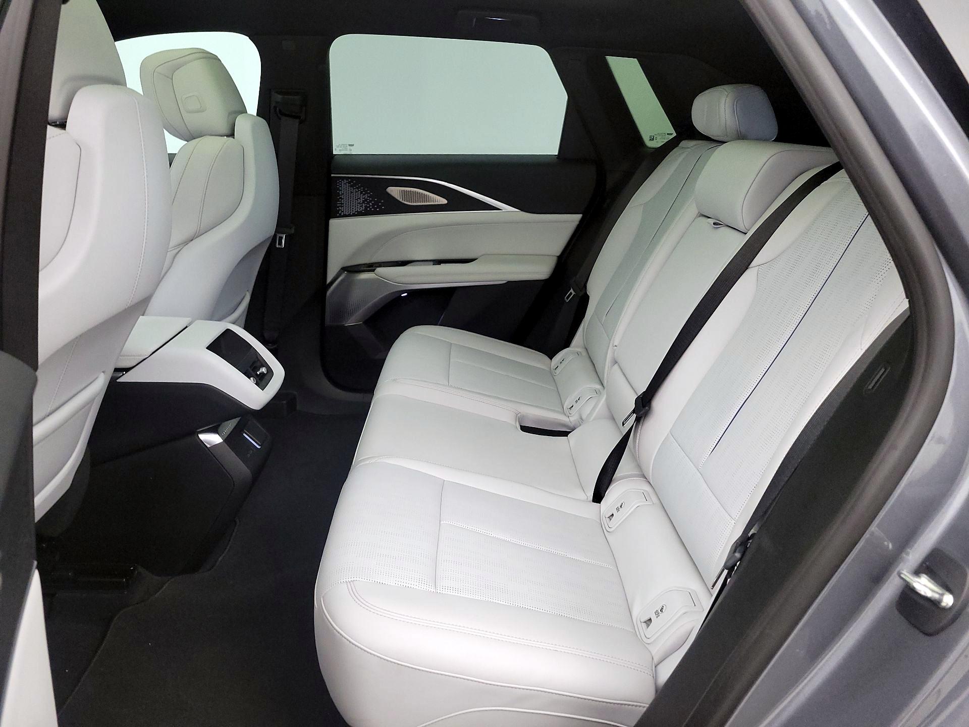 Thumbnail: 2023 Cadillac Lyriq - 20