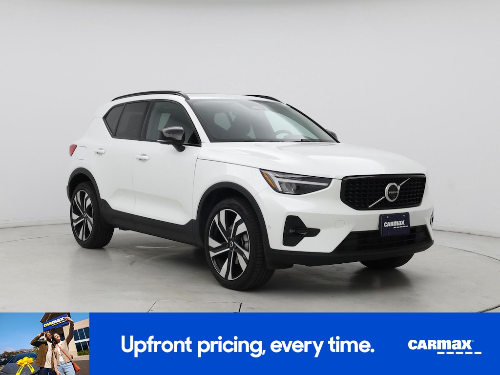 2025 Volvo XC40 B5 Plus Dark Theme
