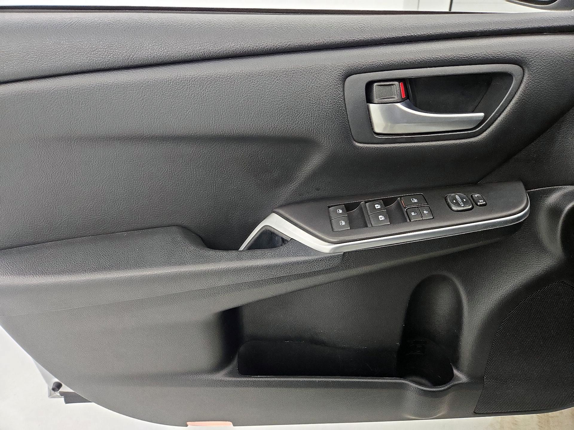 Thumbnail: 2016 Toyota Camry - 12