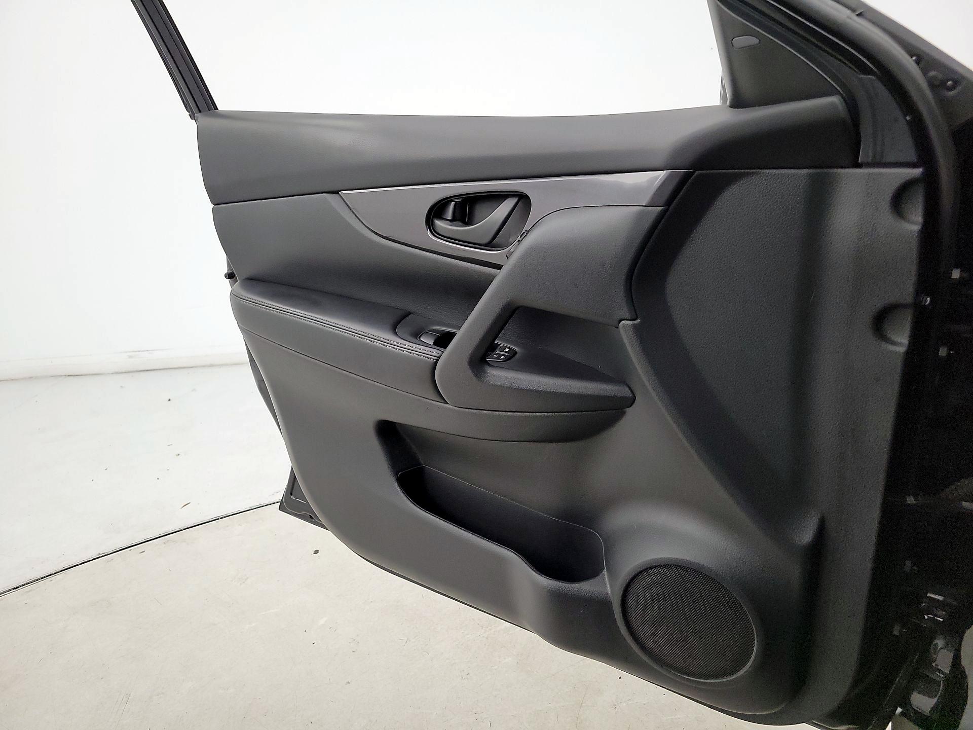 Thumbnail: 2020 Nissan Rogue - 12