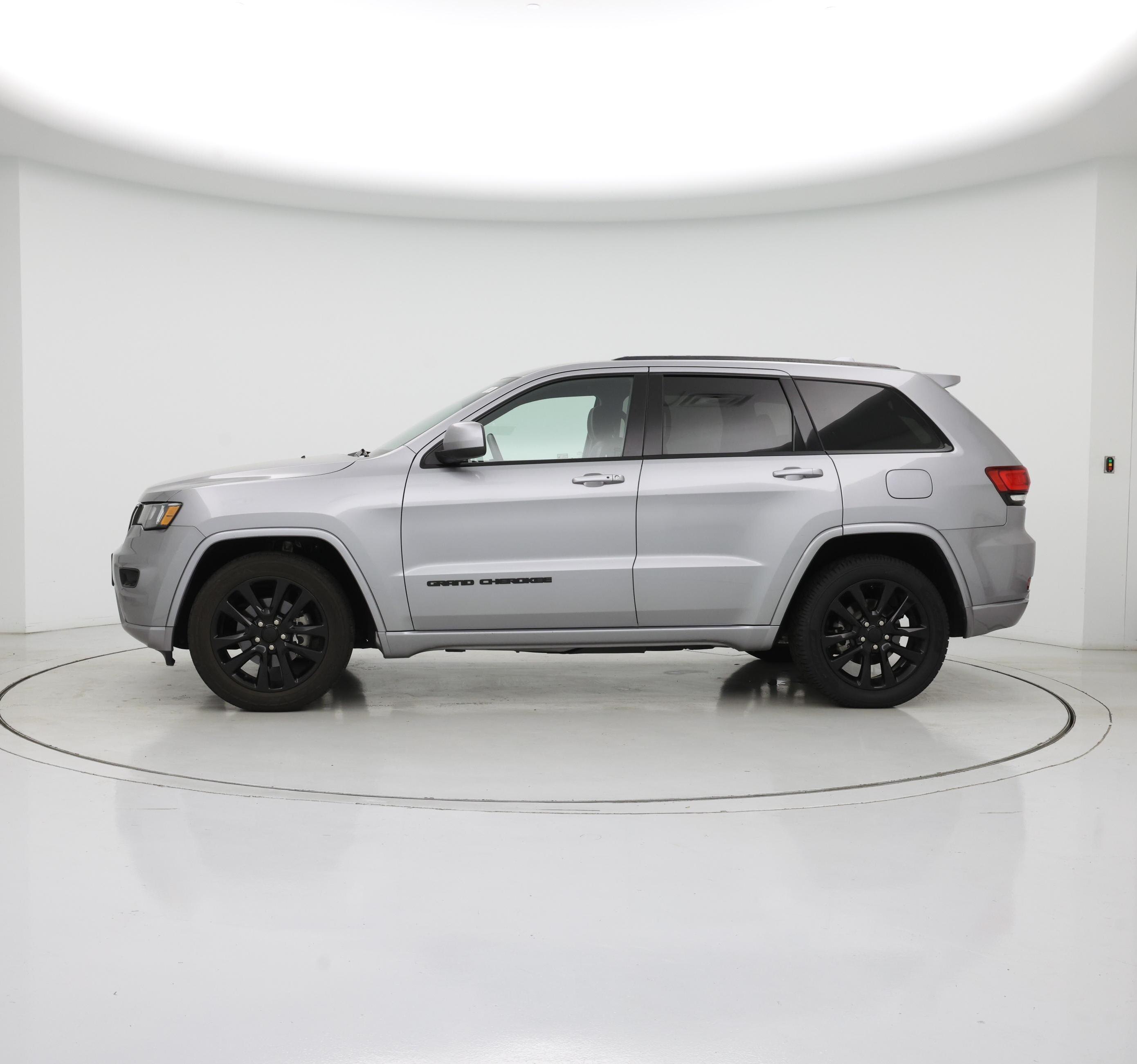 Thumbnail: 2017 Jeep Grand Cherokee - 3
