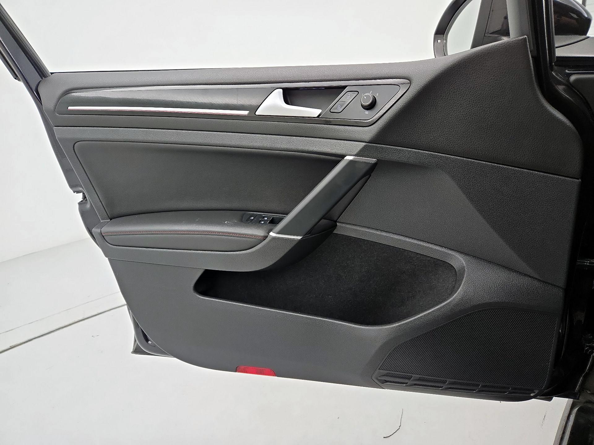 Thumbnail: 2016 Volkswagen Golf - 12