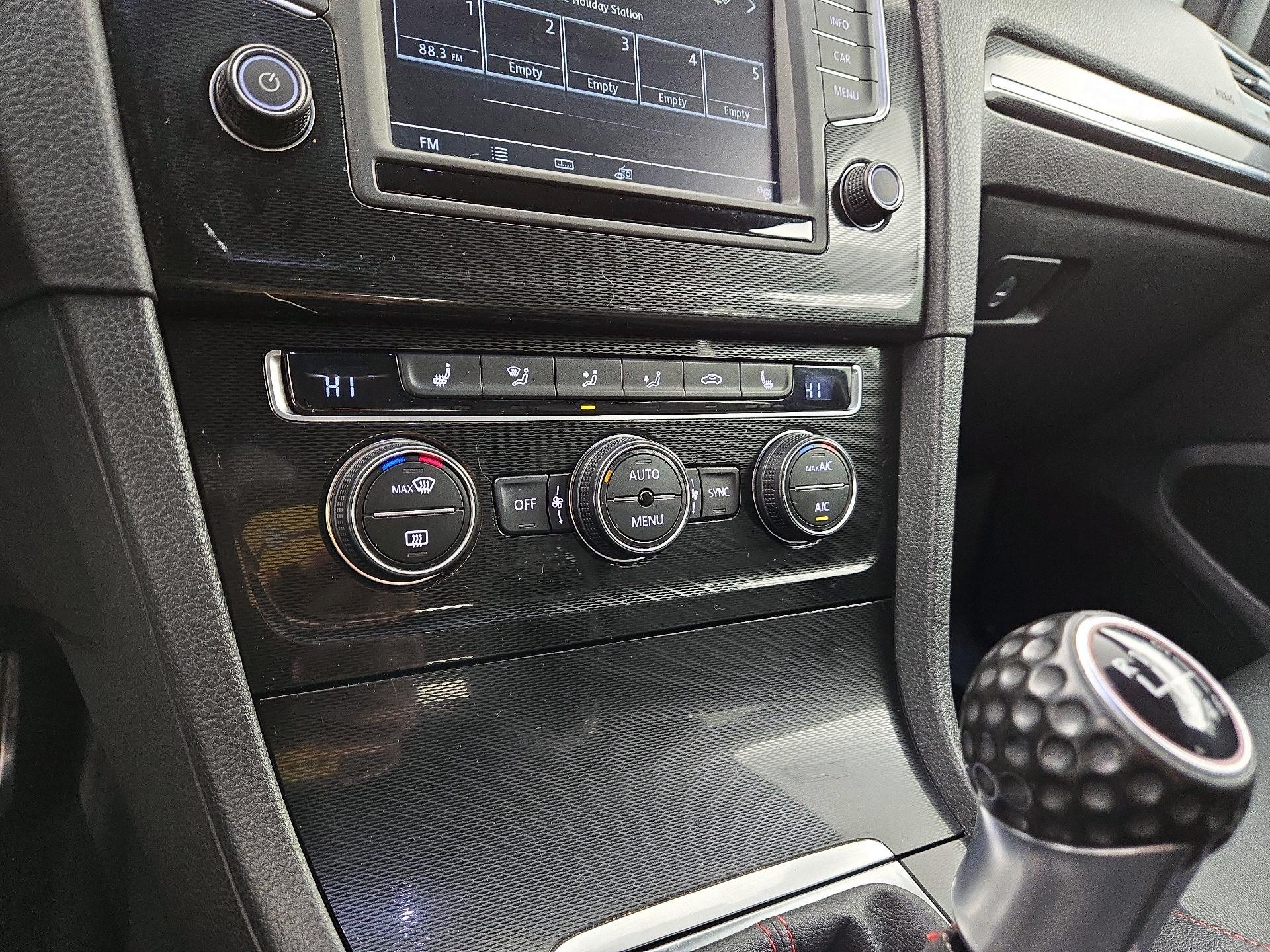 Thumbnail: 2016 Volkswagen Golf - 17