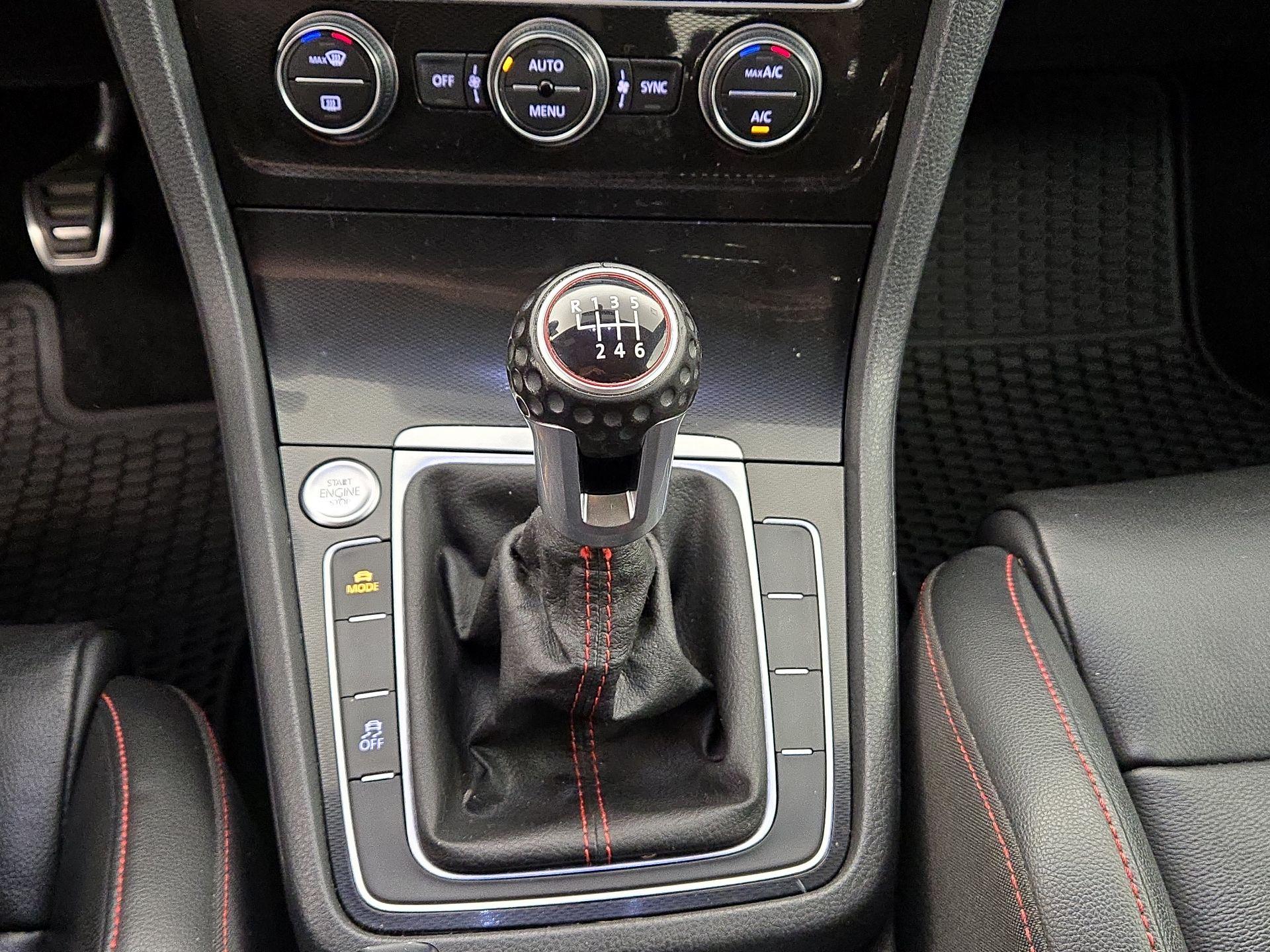 Thumbnail: 2016 Volkswagen Golf - 18