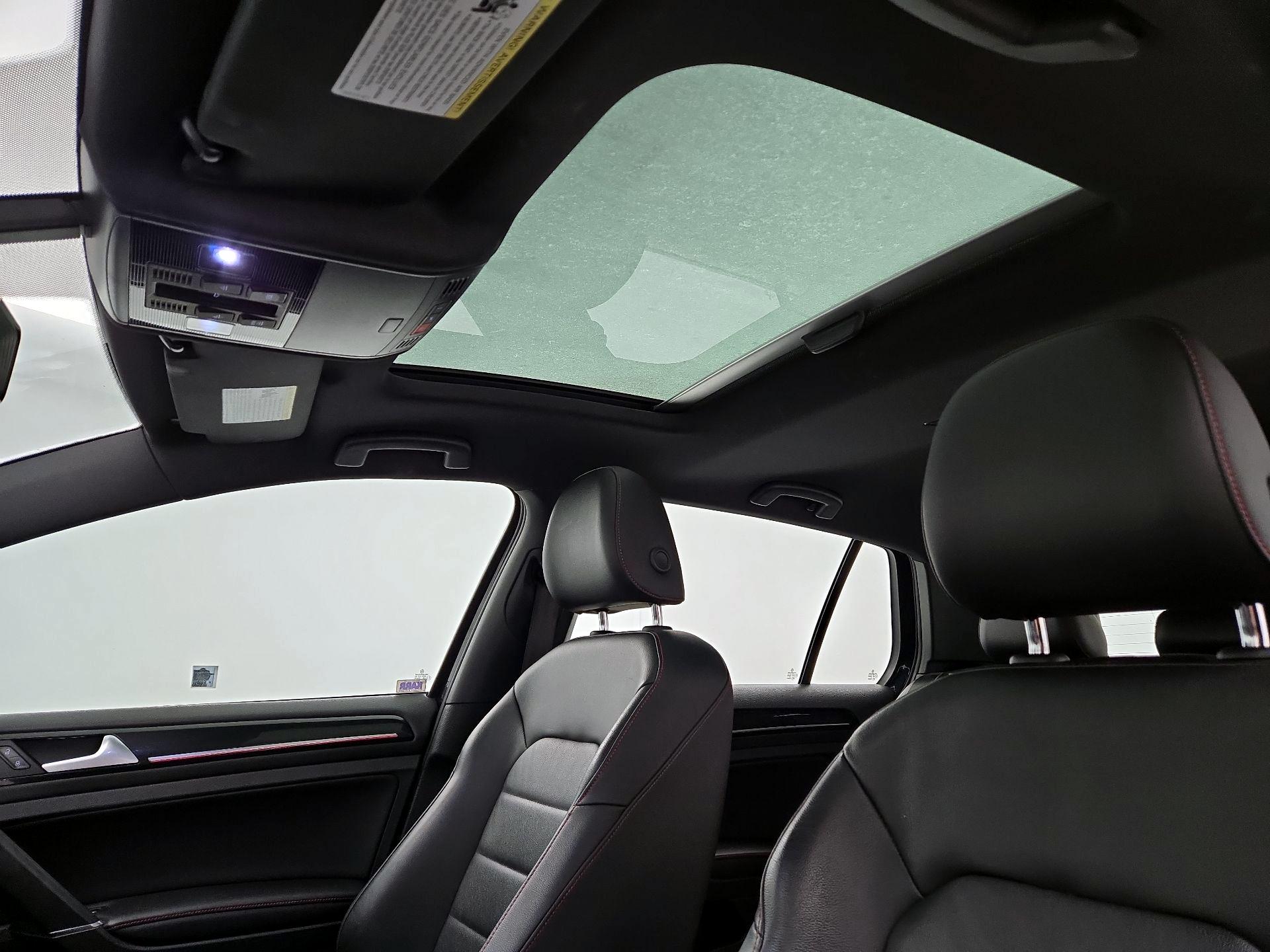 Thumbnail: 2016 Volkswagen Golf - 20