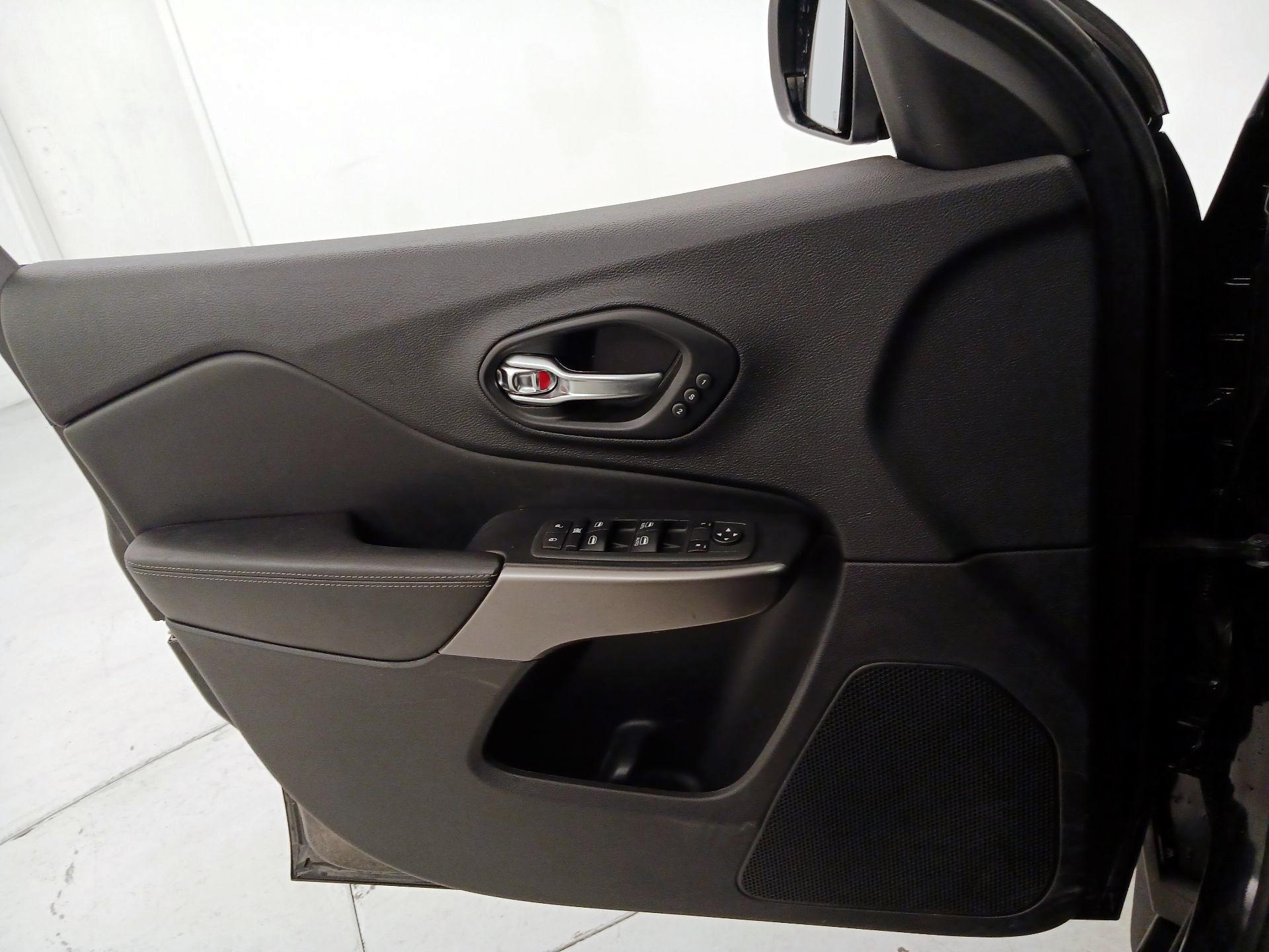 Thumbnail: 2021 Jeep Cherokee - 12