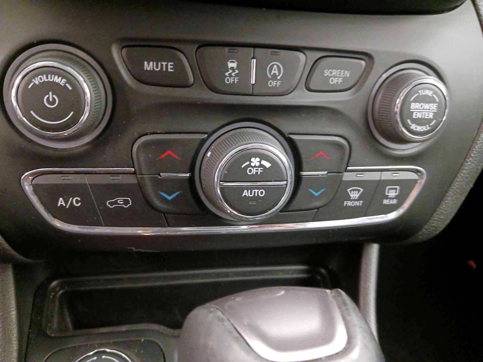 Thumbnail: 2021 Jeep Cherokee - 16