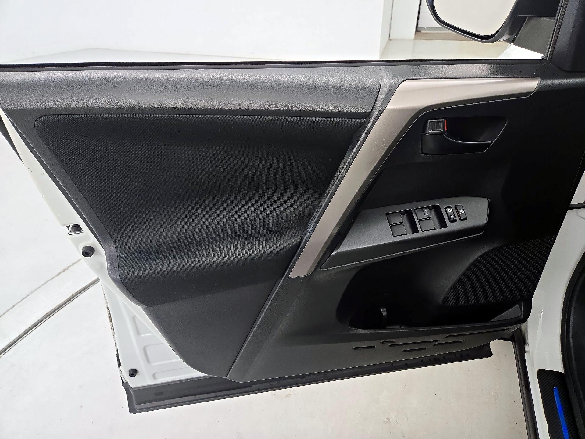 Thumbnail: 2018 Toyota RAV4 - 12