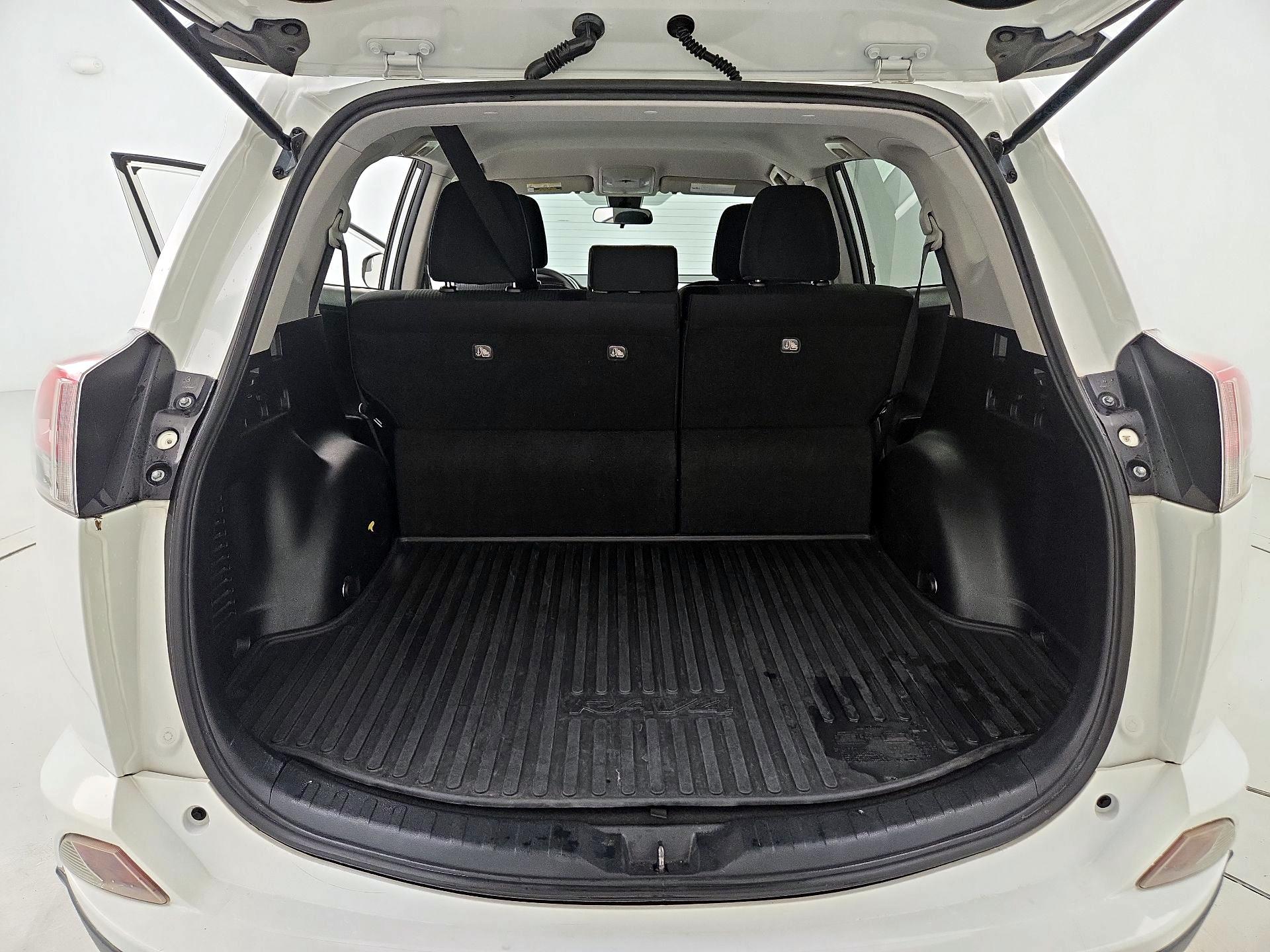 Thumbnail: 2018 Toyota RAV4 - 20