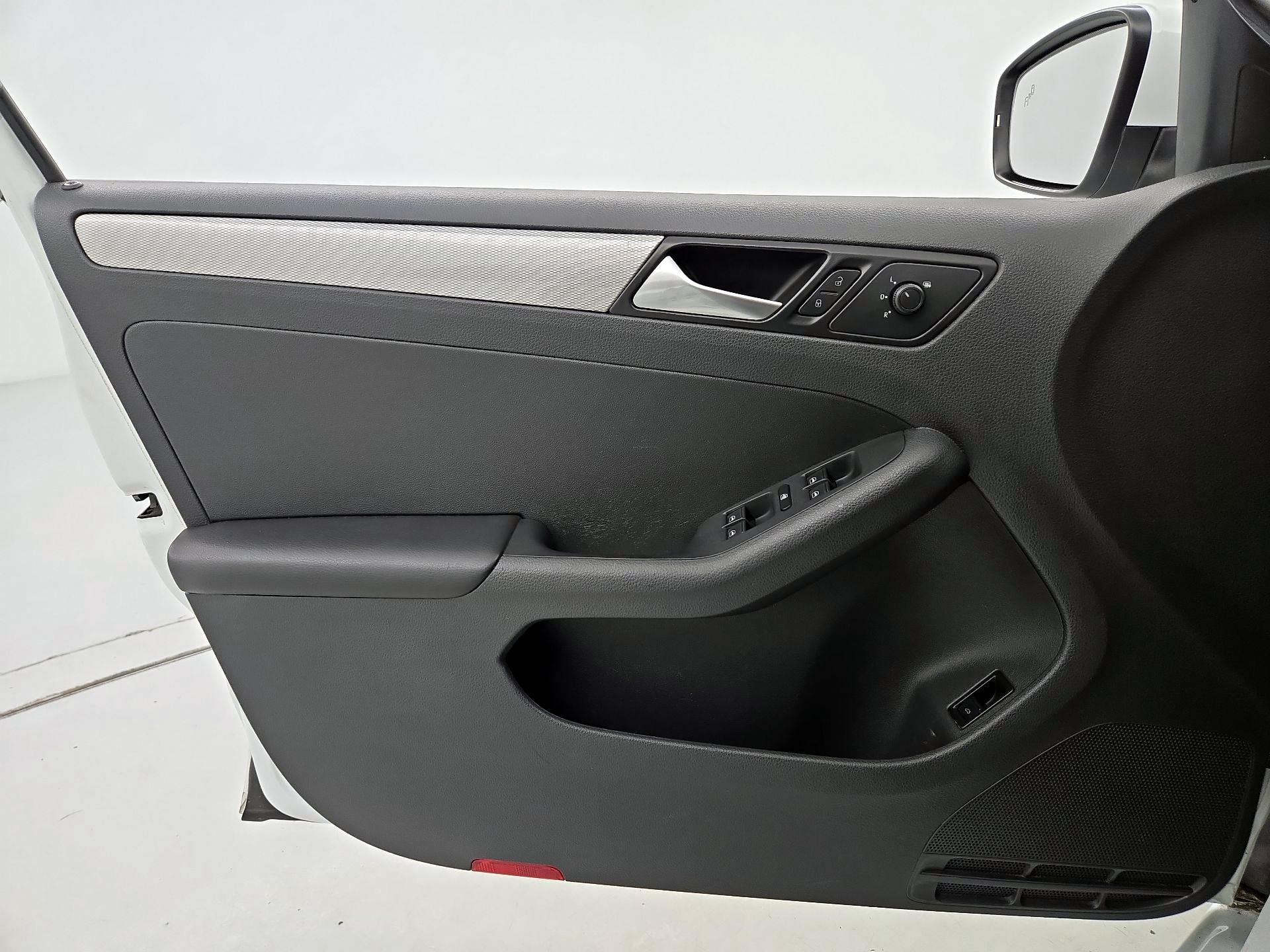 Thumbnail: 2017 Volkswagen Jetta - 12