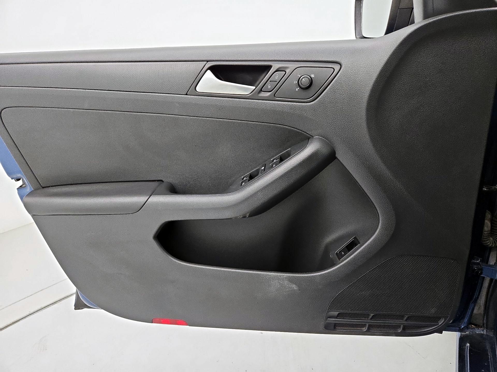 Thumbnail: 2015 Volkswagen Jetta - 12