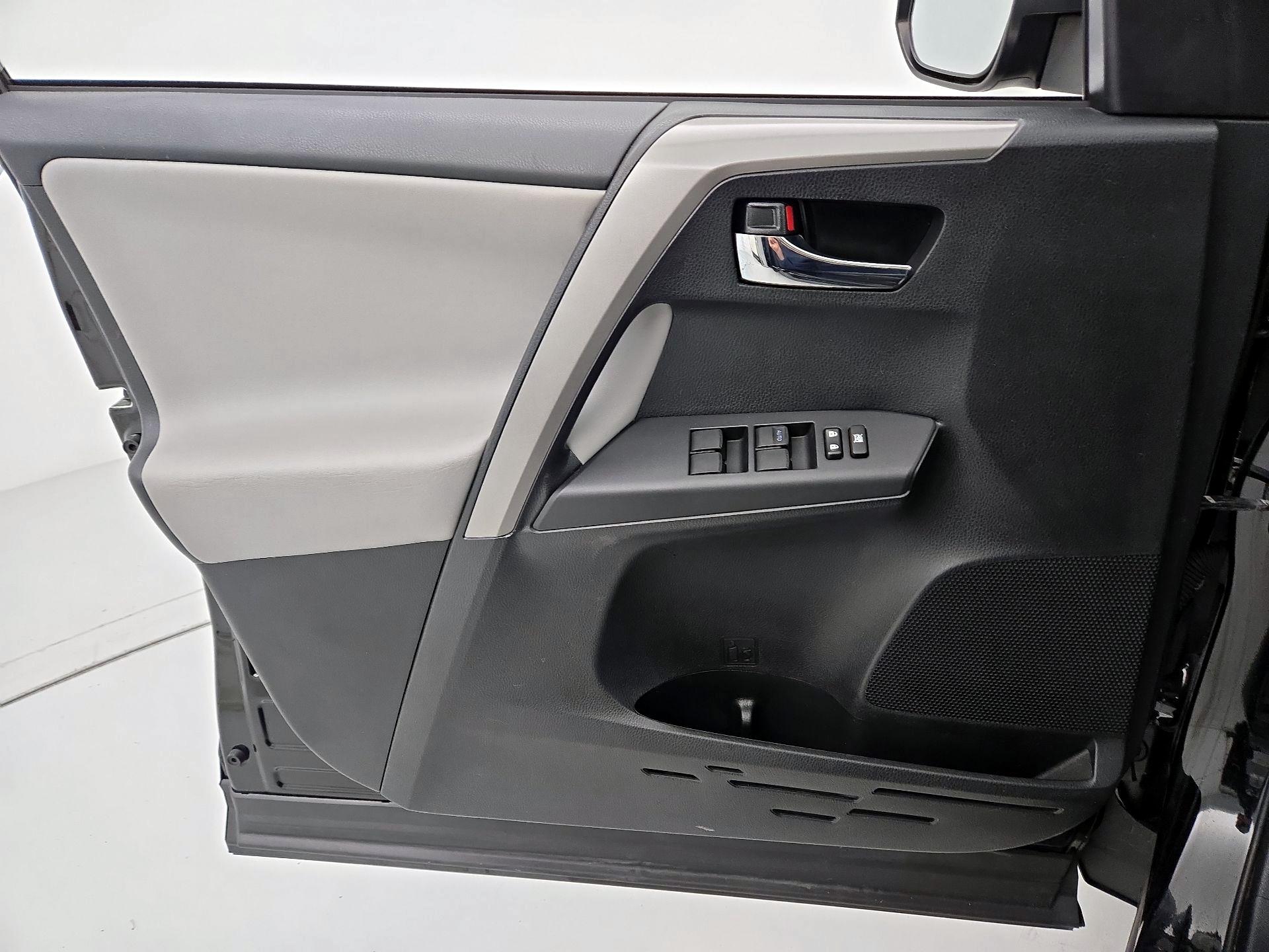 Thumbnail: 2018 Toyota RAV4 - 12