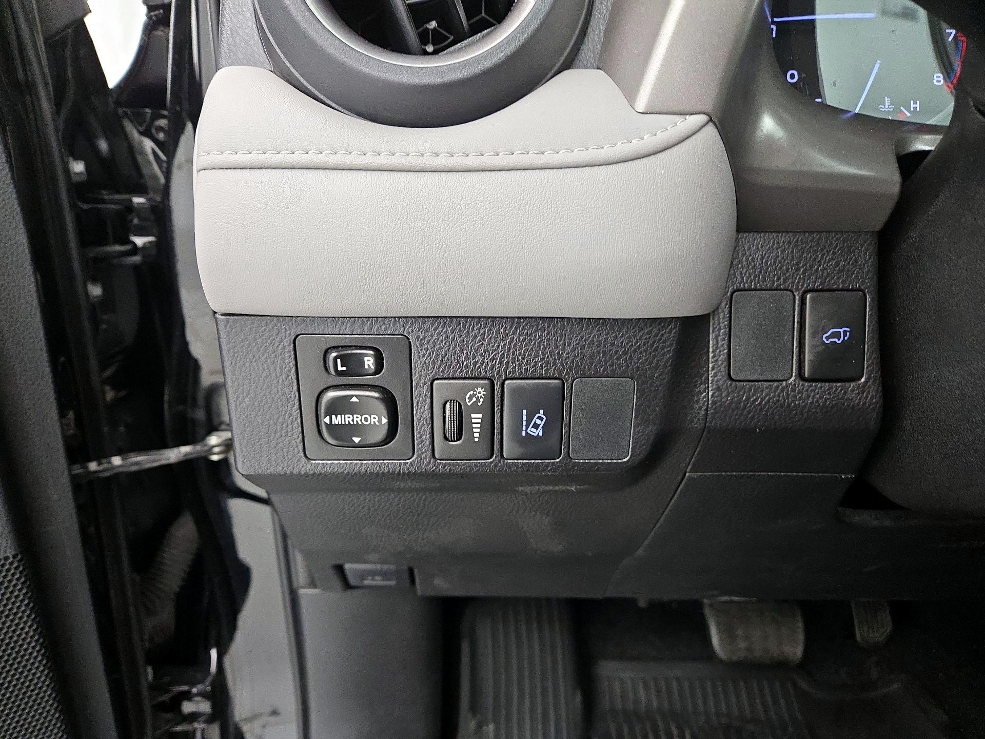 Thumbnail: 2018 Toyota RAV4 - 13