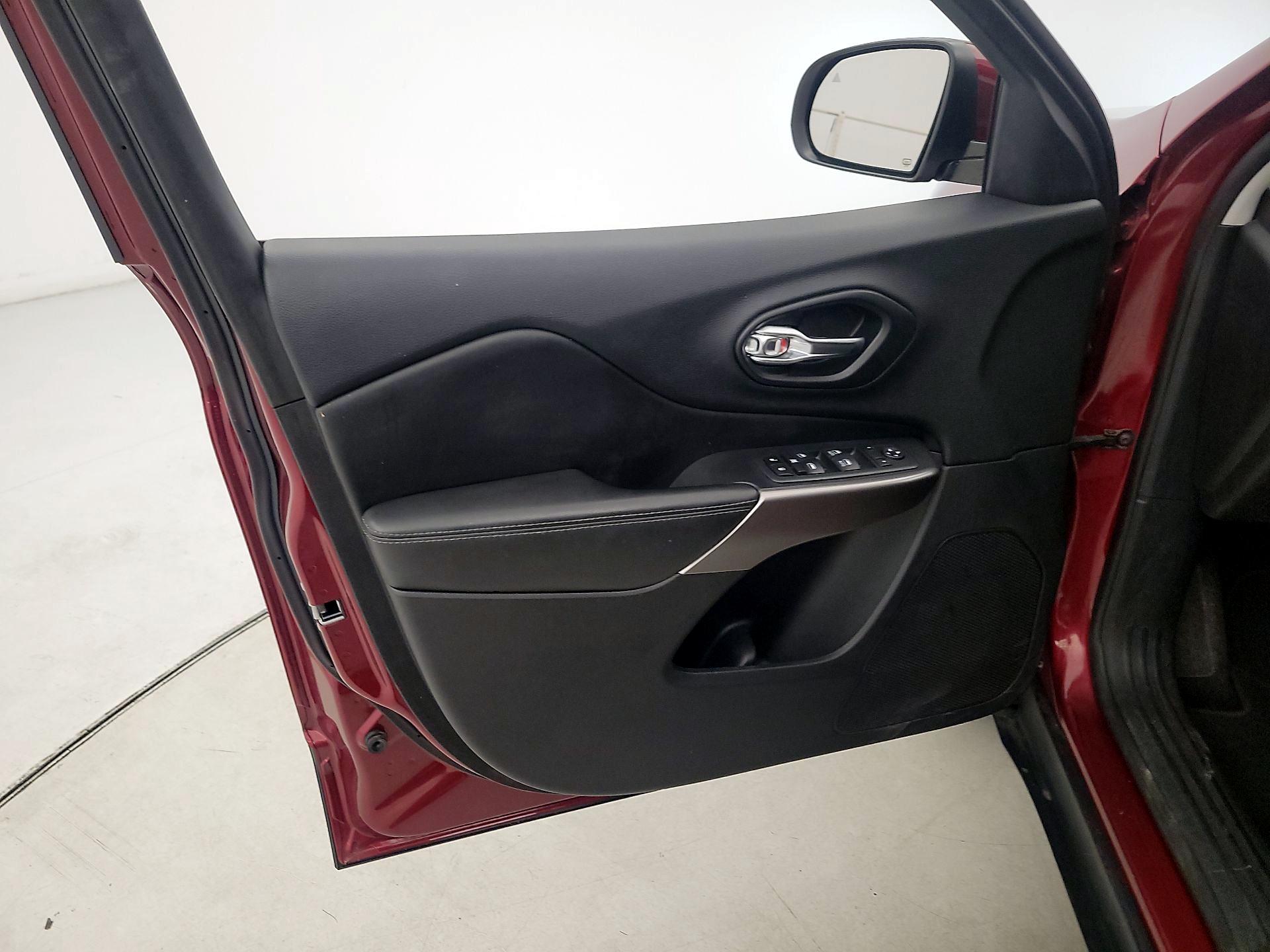 Thumbnail: 2020 Jeep Cherokee - 12