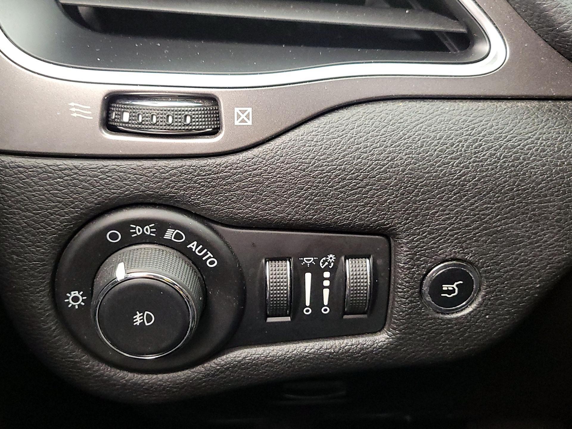 Thumbnail: 2020 Jeep Cherokee - 13