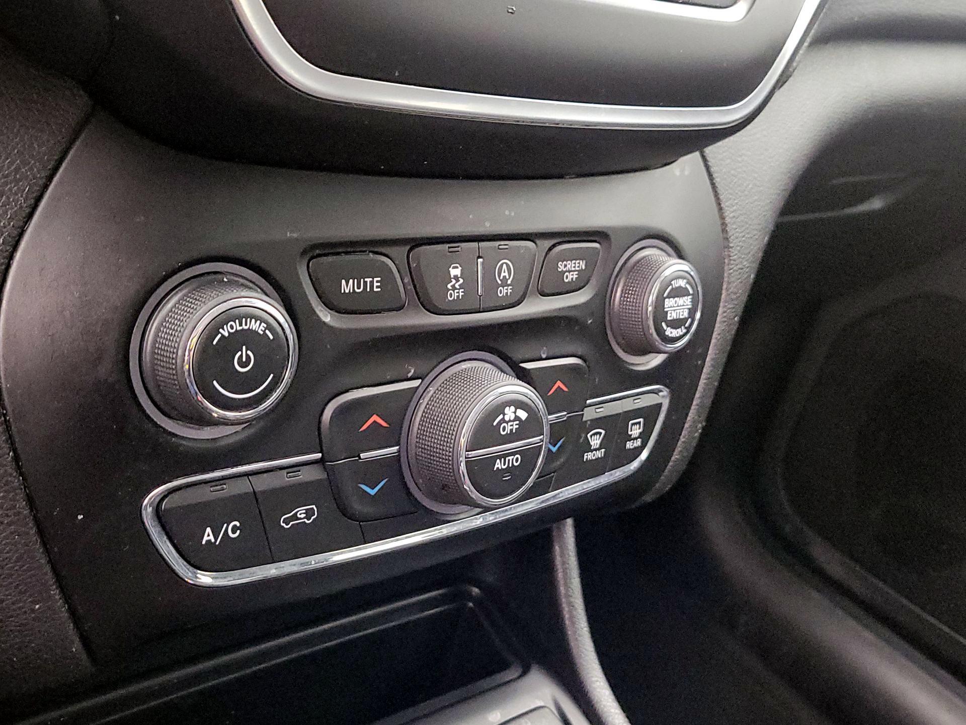 Thumbnail: 2020 Jeep Cherokee - 16