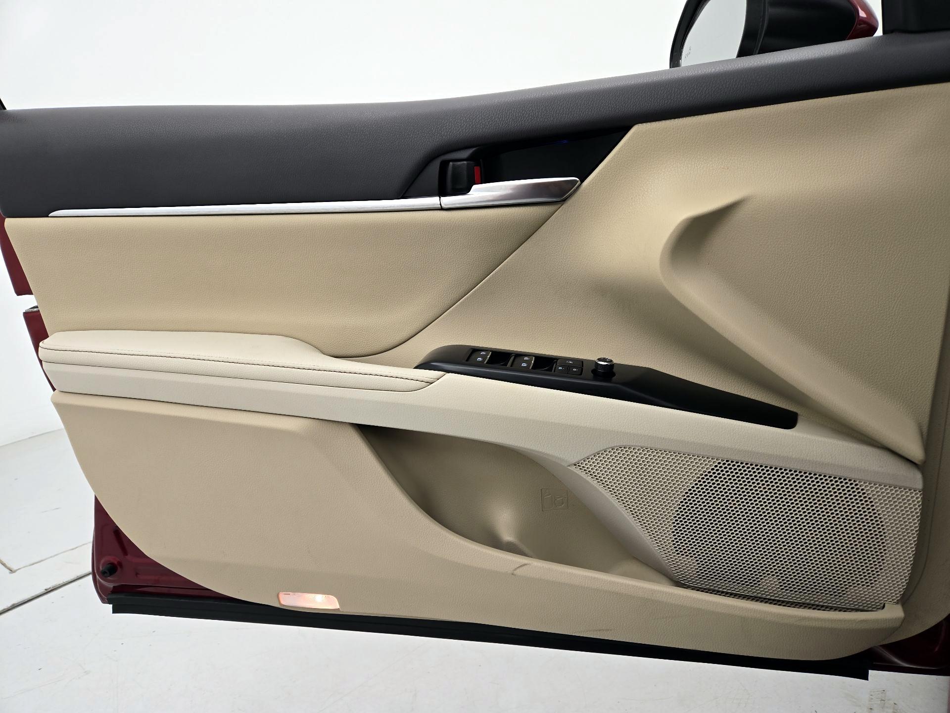 Thumbnail: 2019 Toyota Camry - 12