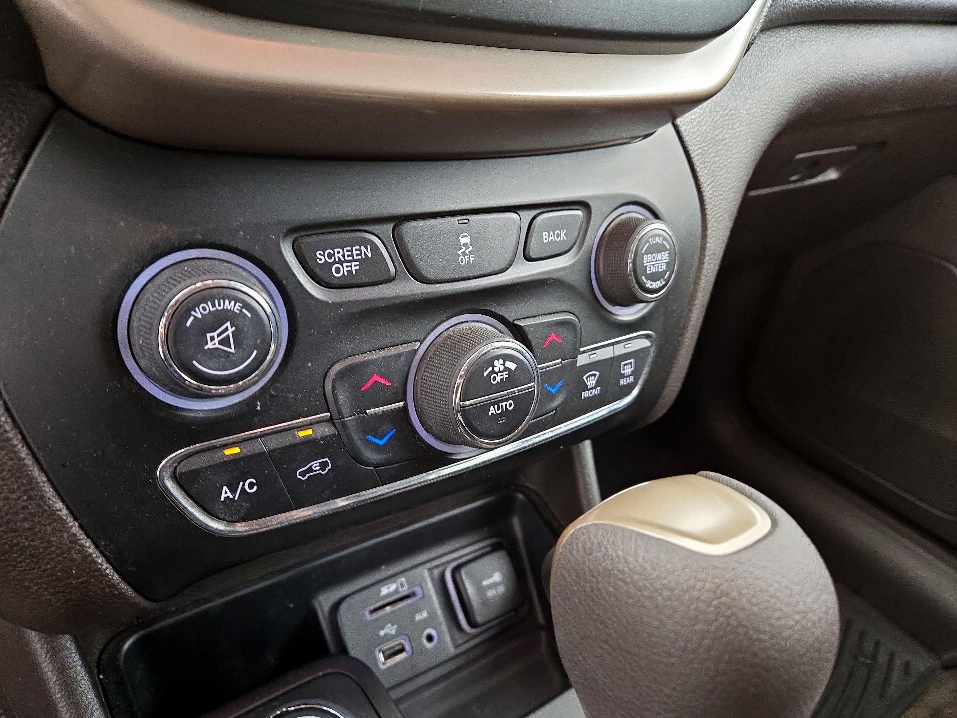 Thumbnail: 2014 Jeep Cherokee - 17