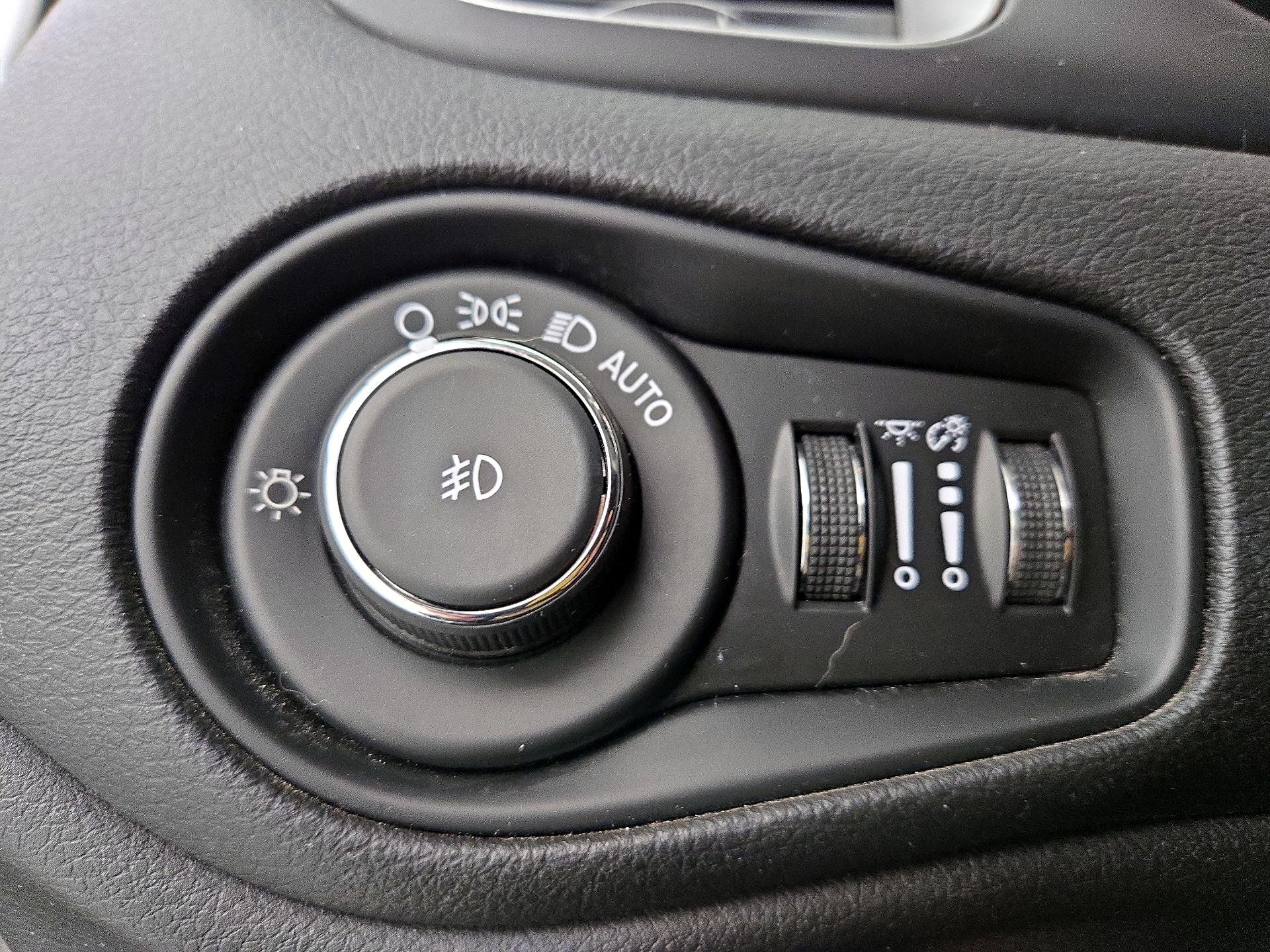 Thumbnail: 2016 Jeep Renegade - 13