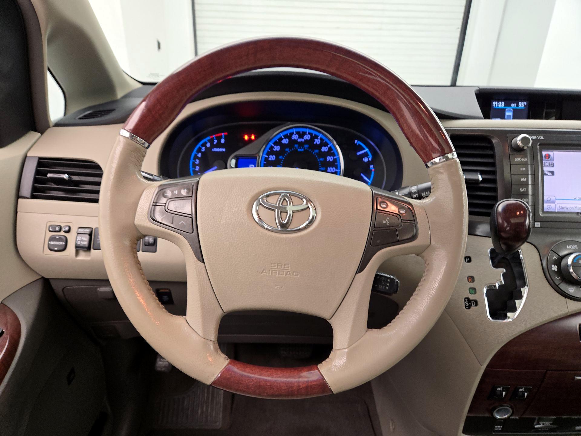 Thumbnail: 2014 Toyota Sienna - 10