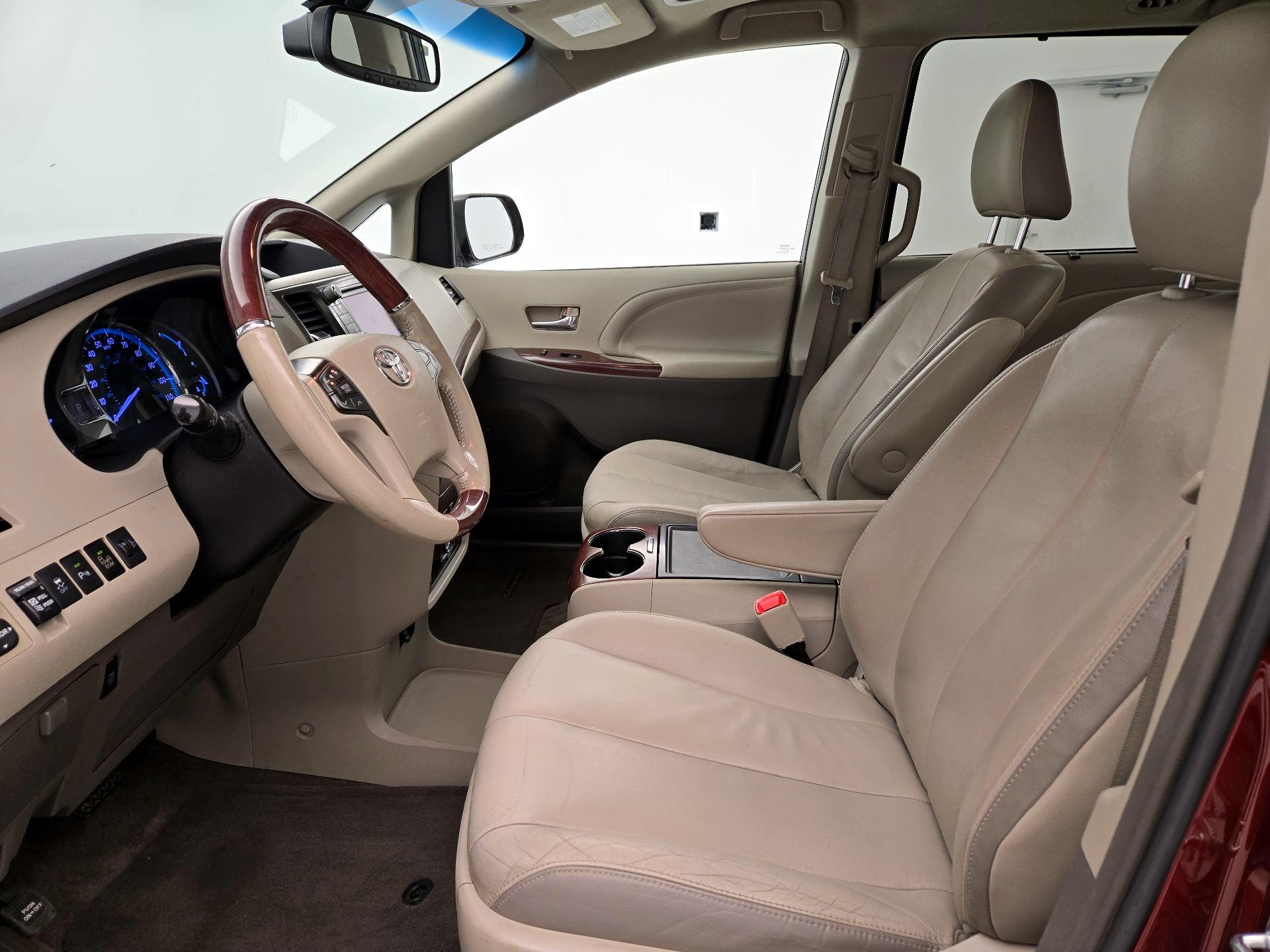 Thumbnail: 2014 Toyota Sienna - 11