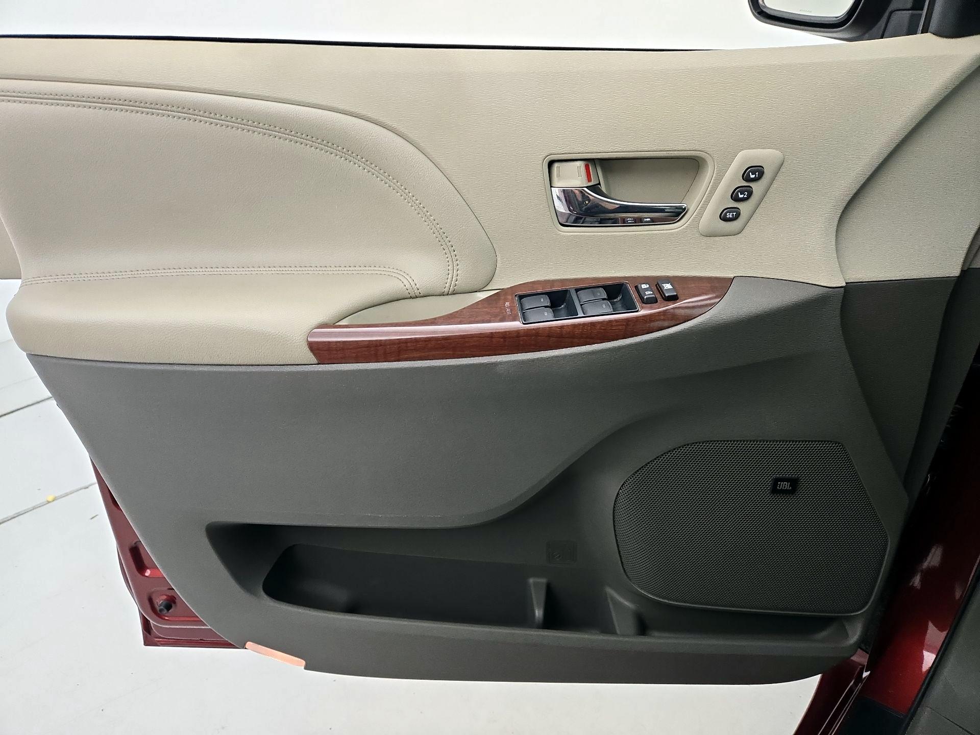 Thumbnail: 2014 Toyota Sienna - 12