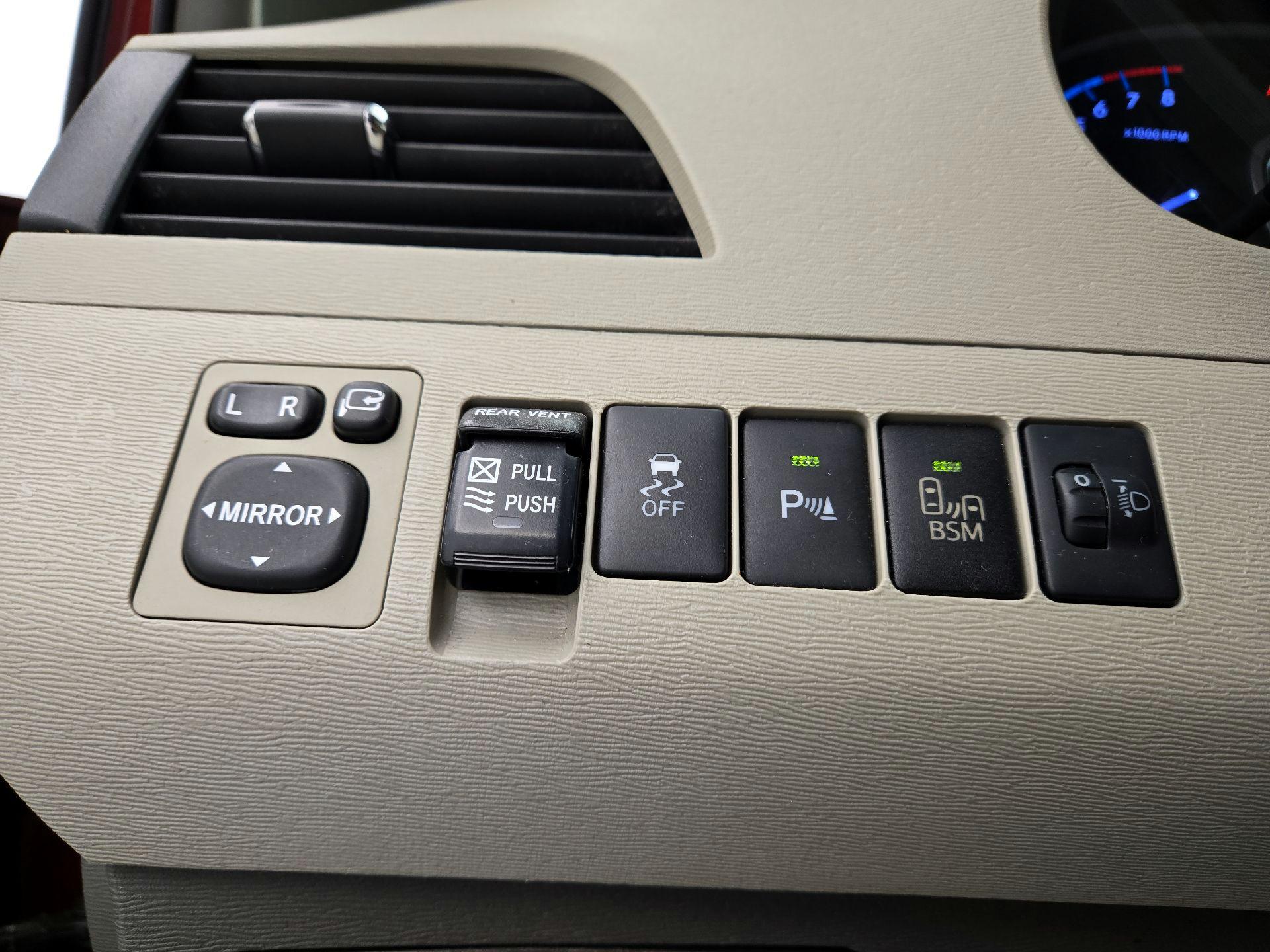 Thumbnail: 2014 Toyota Sienna - 13