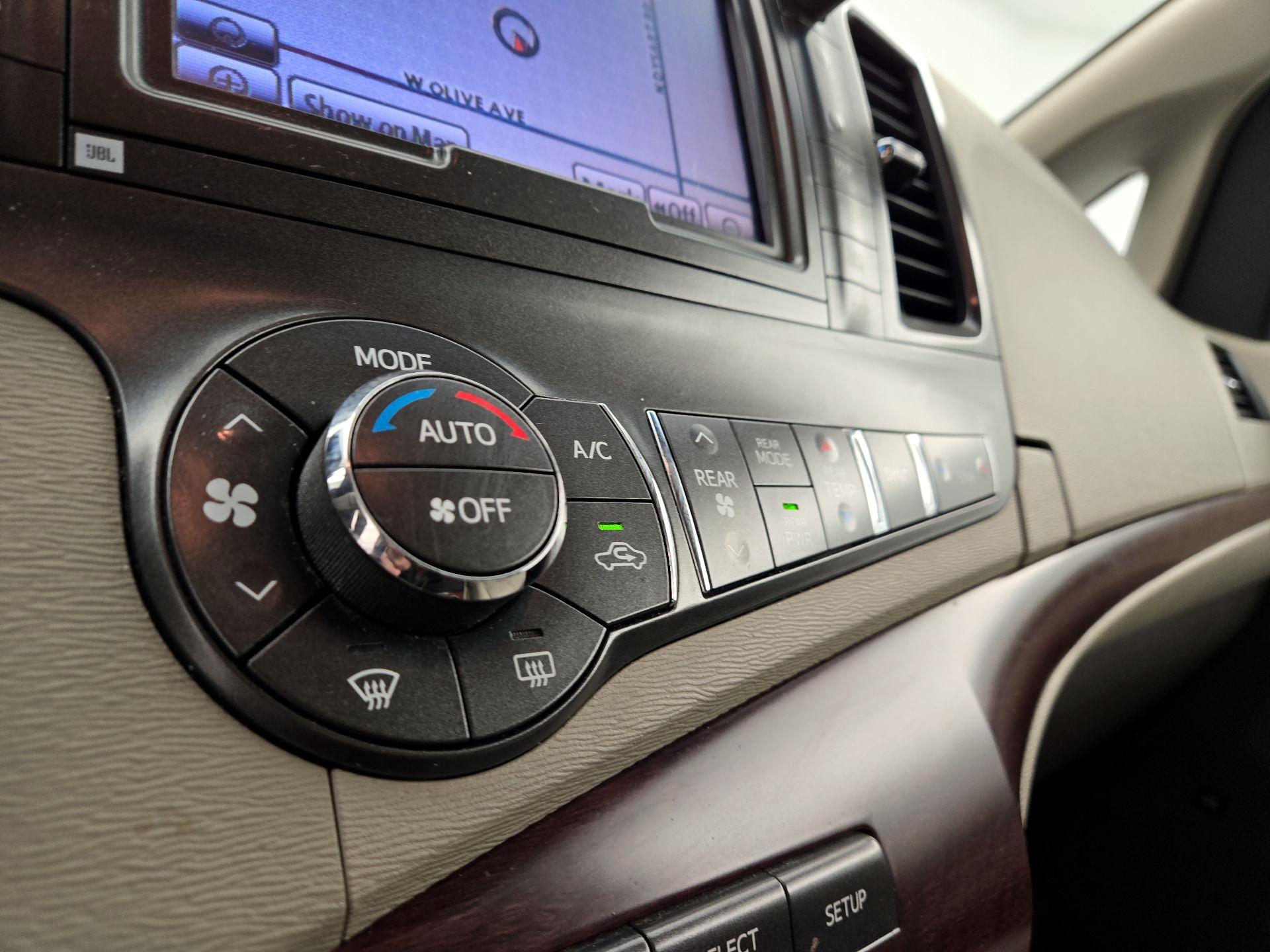 Thumbnail: 2014 Toyota Sienna - 17